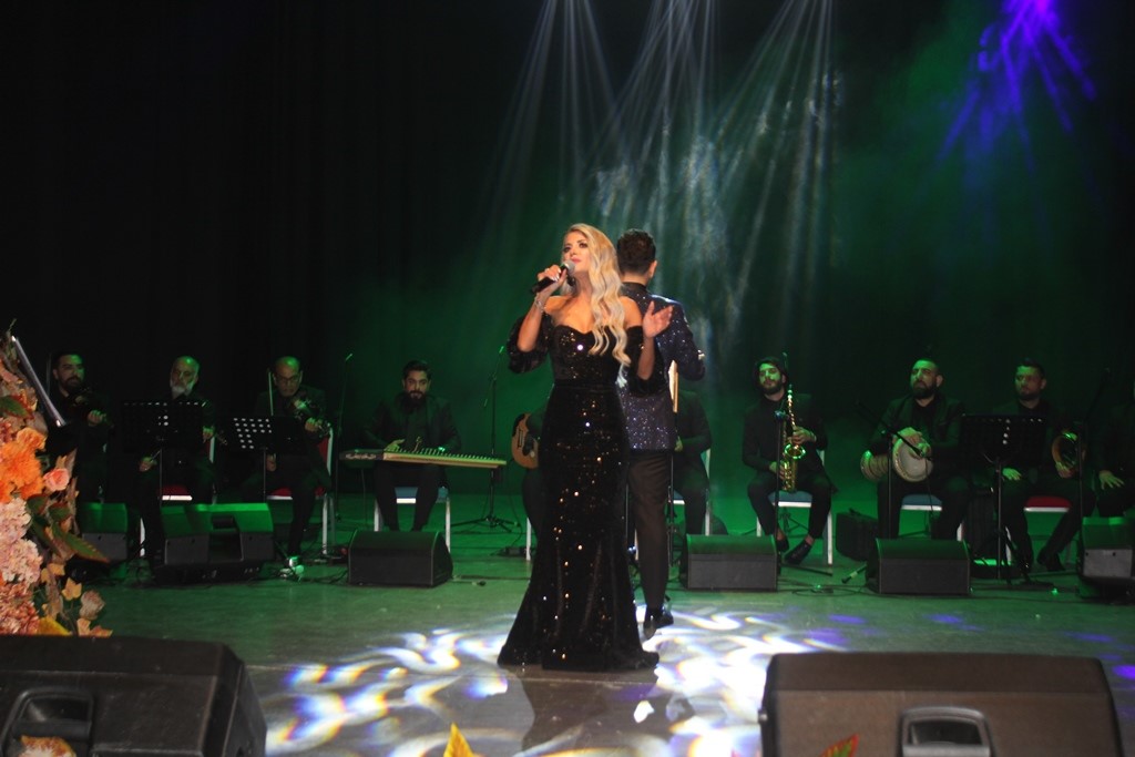 Farklı meslek gruplarından oluşan korodan muhteşem konser: Dakikalarca alkışlandılar