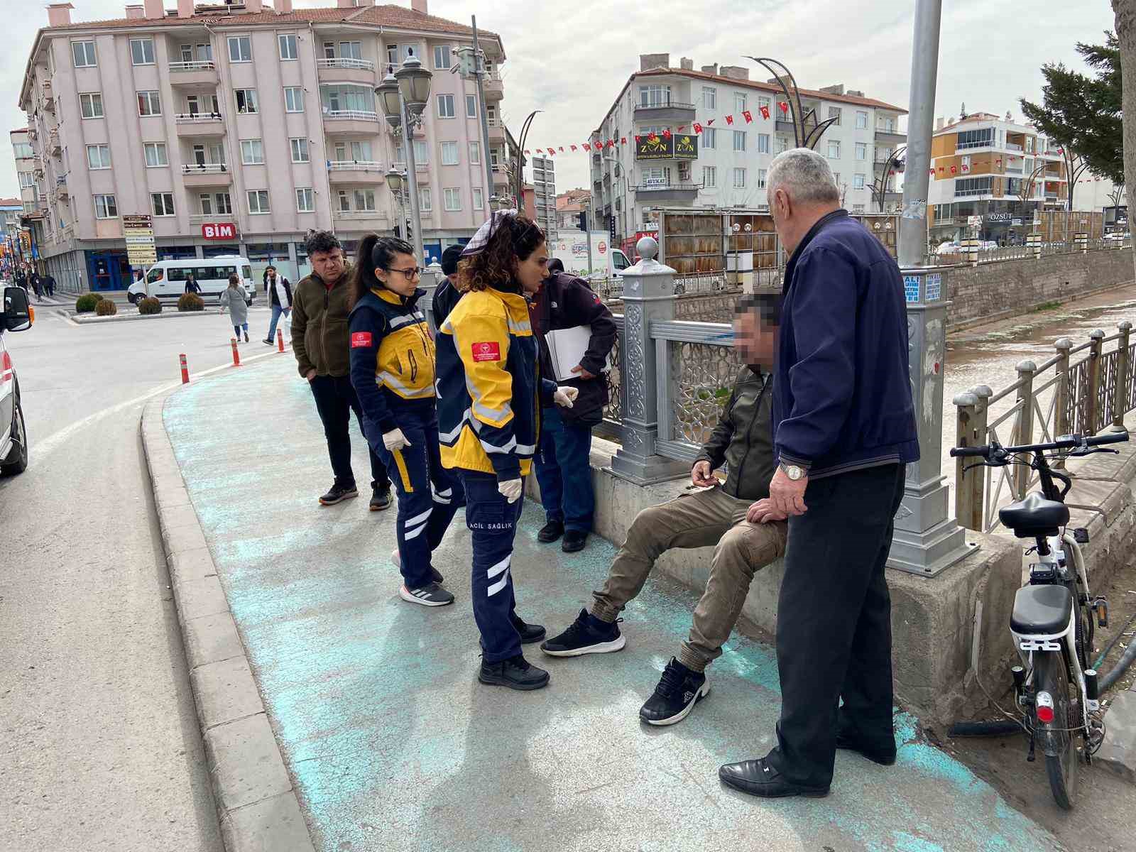 Yaşlı kadına &ccedil;arpmamak i&ccedil;in elektrikli bisikletten d&uuml;şt&uuml;
