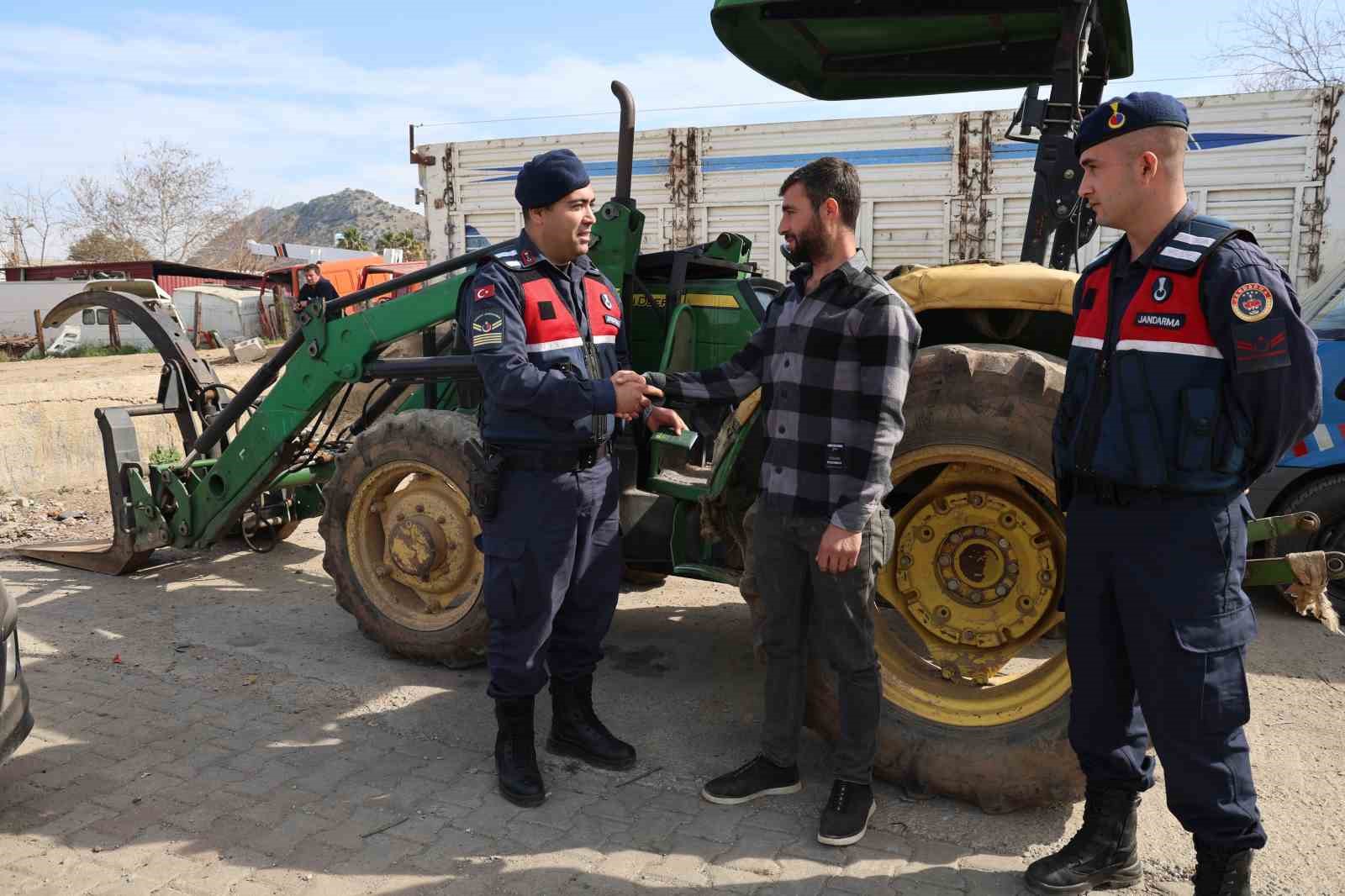 &Ccedil;alınan trakt&ouml;r jandarmanın 700 kilometre takibi sonucu bulundu
