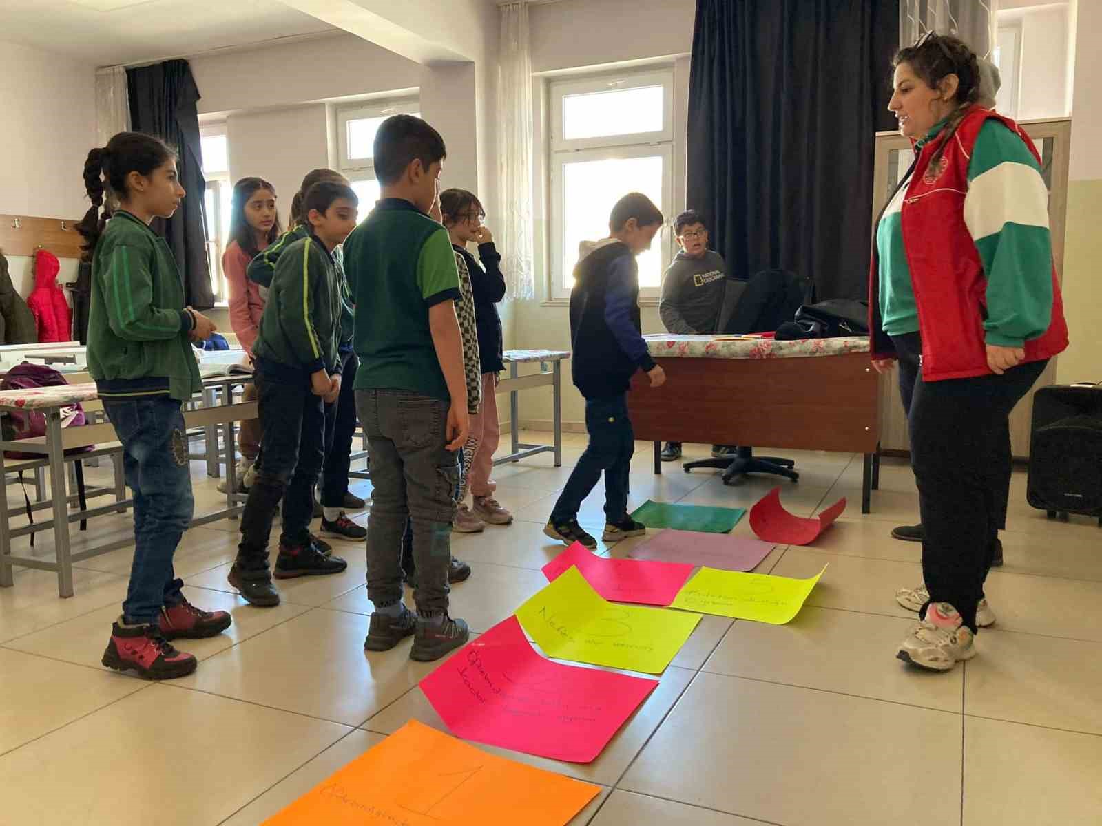 Elazığ&rsquo;da &ouml;ğrencilere sek sek oyunu ile &ouml;fke &ccedil;&ouml;zme y&ouml;ntemi eğitimi
