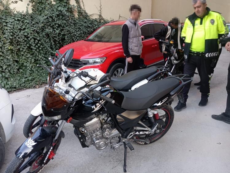 Trafikten men edilen 4 motosiklet s&uuml;r&uuml;c&uuml;s&uuml;ne 63 bin 750 para cezası verildi
