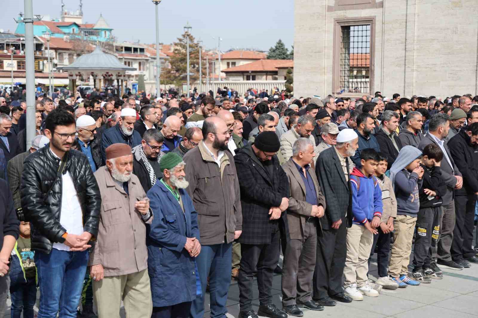 Konya&rsquo;da İsrail&rsquo;in yardım konvoyuna saldırısında hayatını kaybedenler i&ccedil;in gıyabi cenaze namazı kılındı
