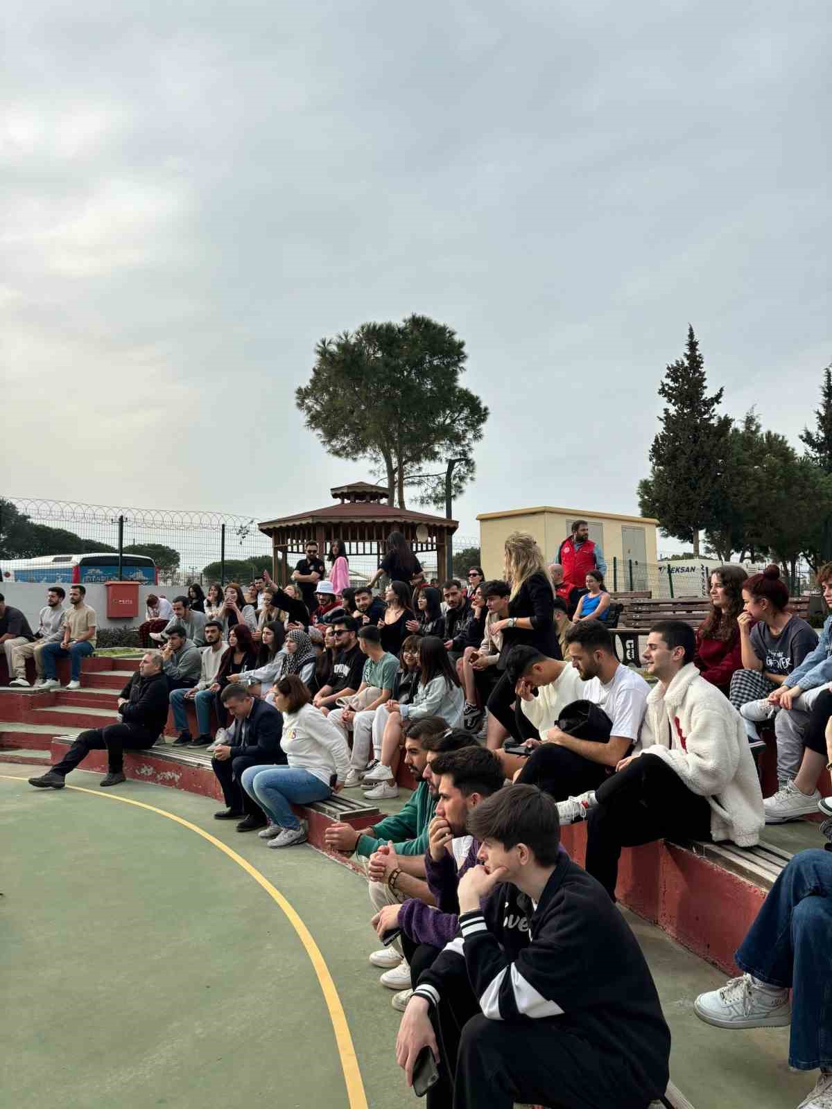 Balıkesirli gen&ccedil;ler Ayvalık&rsquo;ta pop konseri verdi
