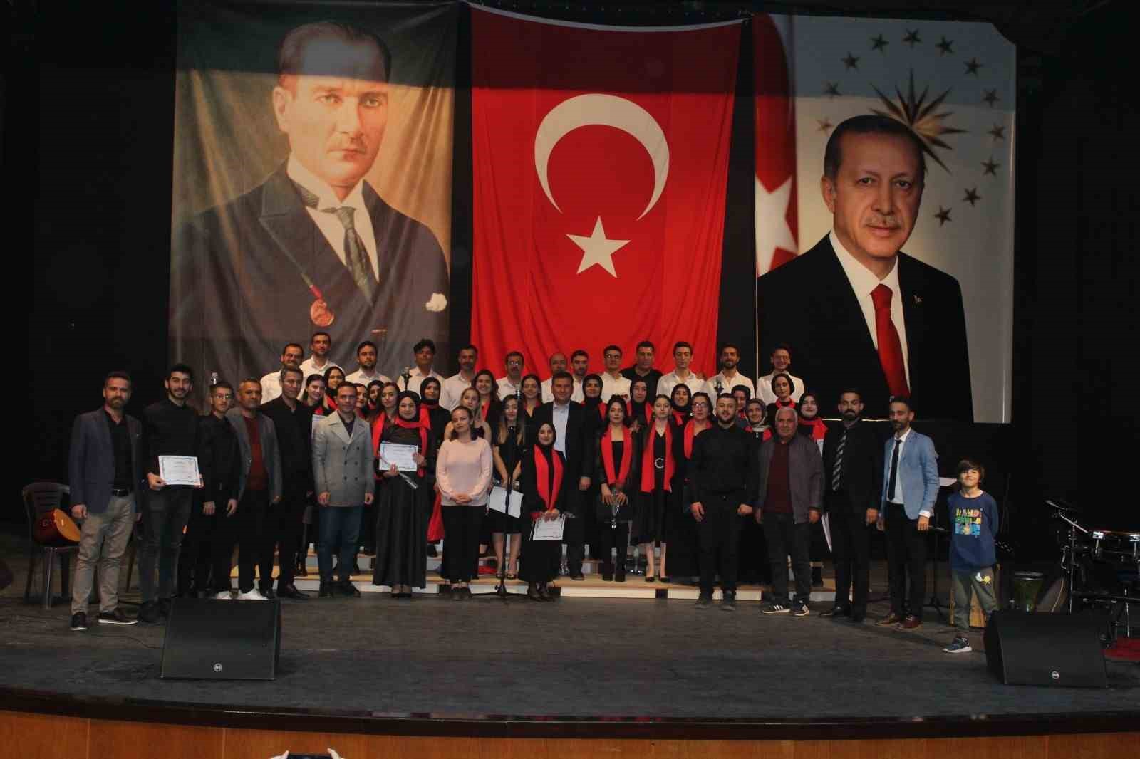 &Ouml;ğretmenler korosu izleyiciden beğeni aldı
