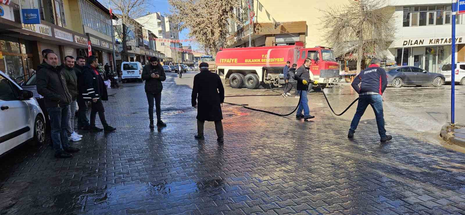 Bulanık’ta cadde ve sokaklar yıkandı