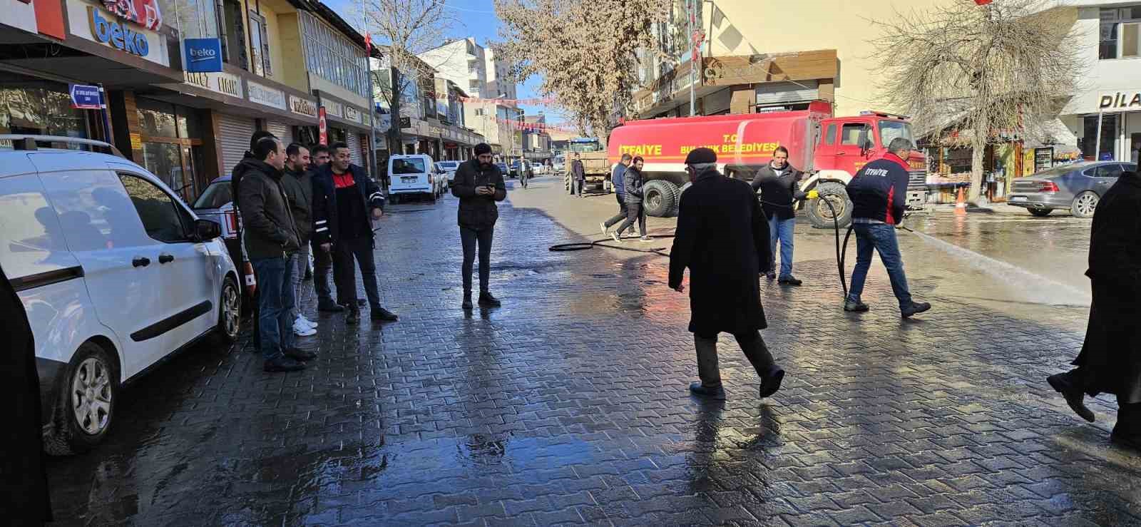 Bulanık’ta cadde ve sokaklar yıkandı
