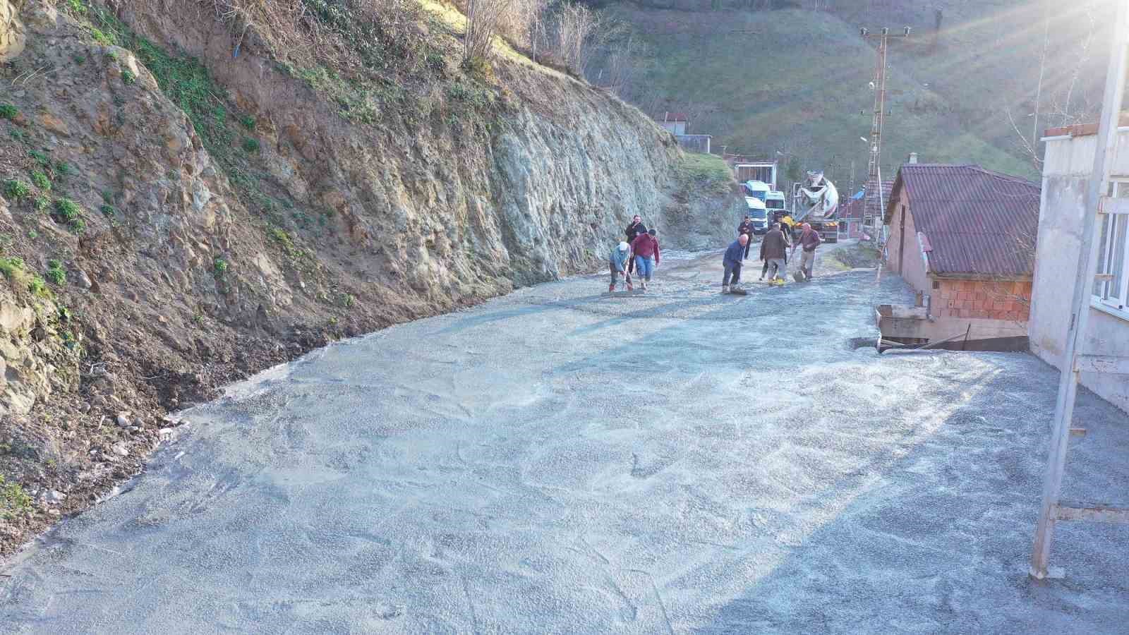 Ordu B&uuml;y&uuml;kşehir, beton yol ağını g&uuml;&ccedil;lendiriyor
