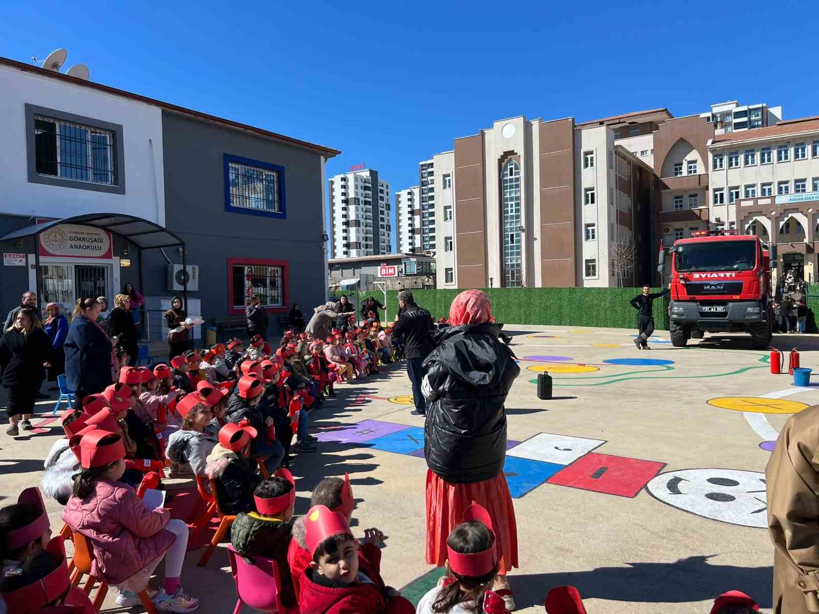 Diyarbakır&rsquo;da itfaiyeden &ouml;ğrencilere eğitim
