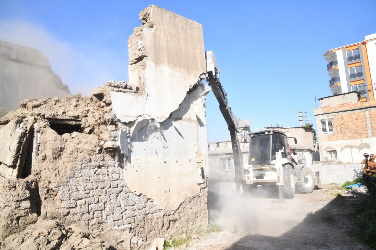 Osmaniye’de iki metruk bina, belediye ekiplerince yıkıldı
