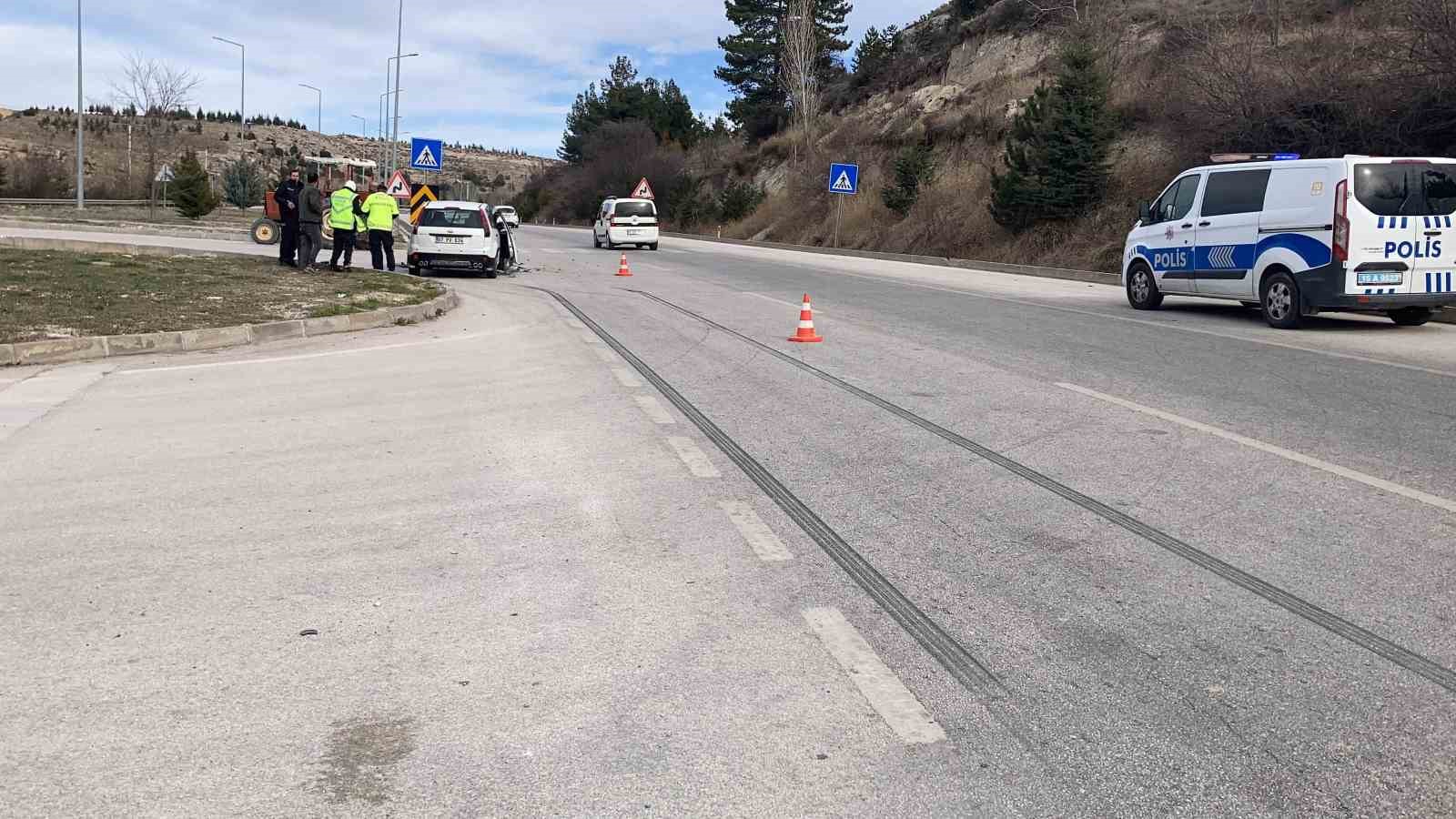 Burdur&rsquo;da trakt&ouml;r otomobille &ccedil;arpıştı: 2 yaralı
