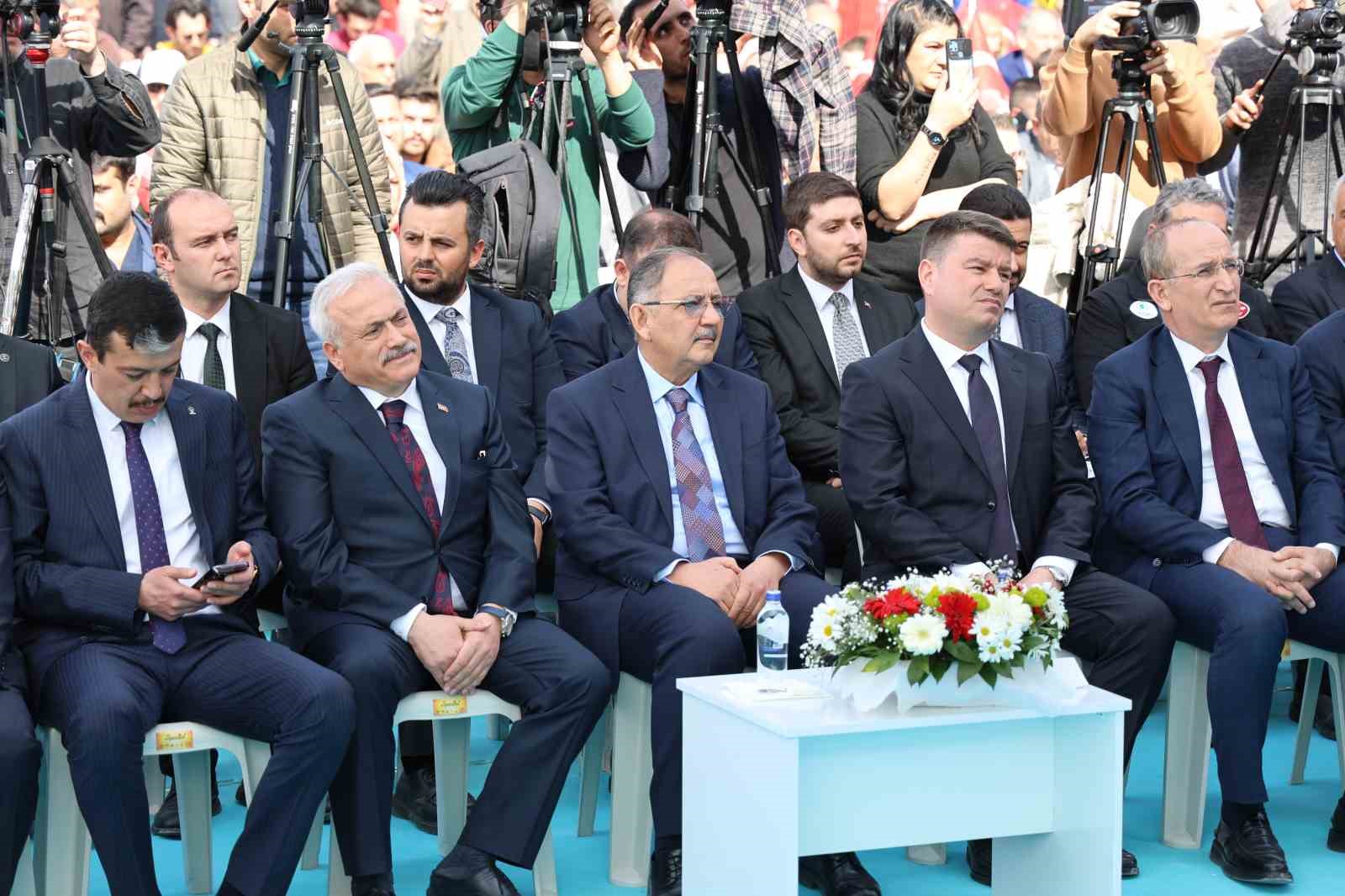 Bakan Özhaseki: "Türkiye’nin her tarafında kentsel dönüşümü destekliyorum"