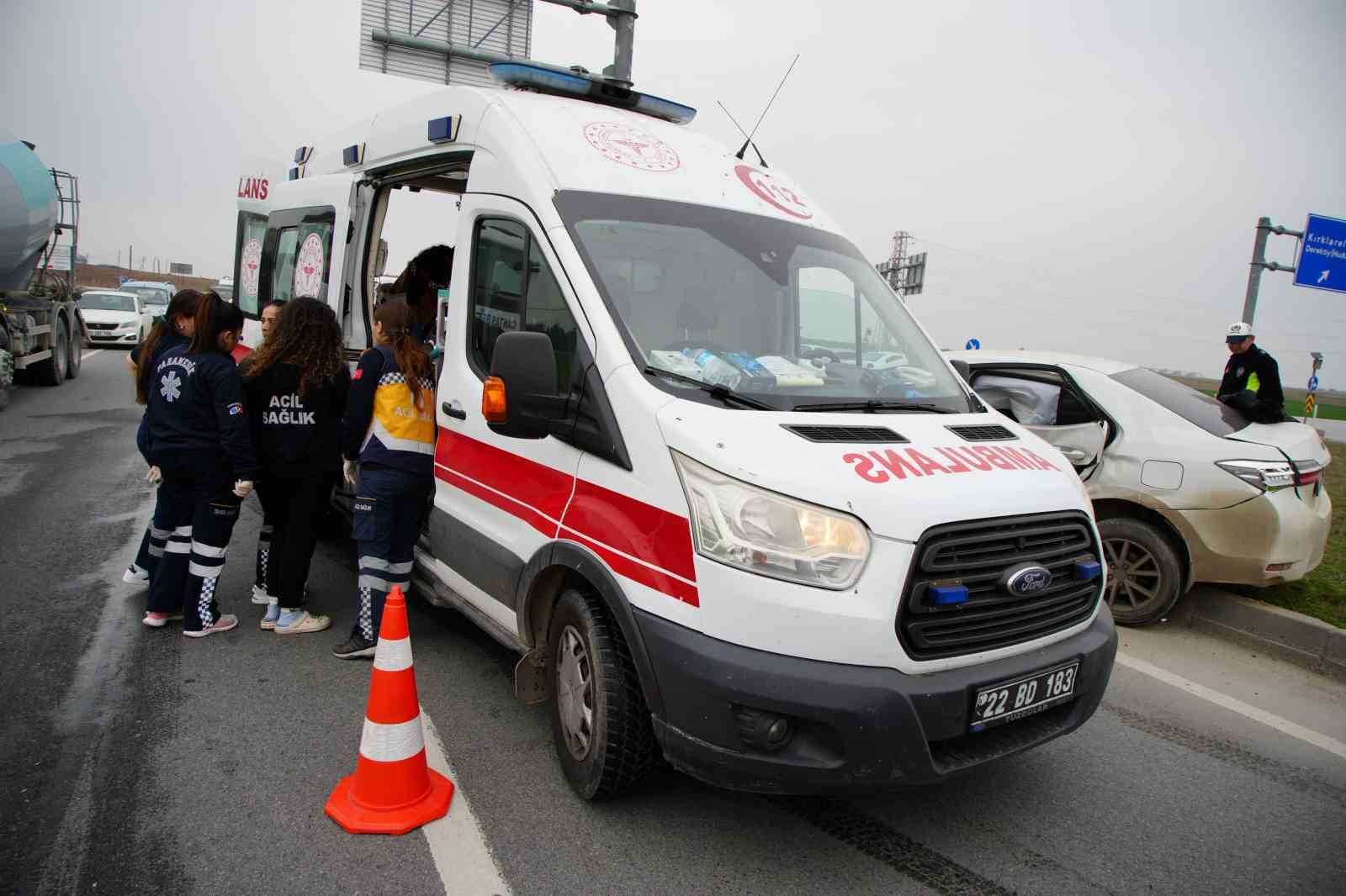 Edirne&rsquo;de iki otomobil &ccedil;arpıştı: 5 yaralı
