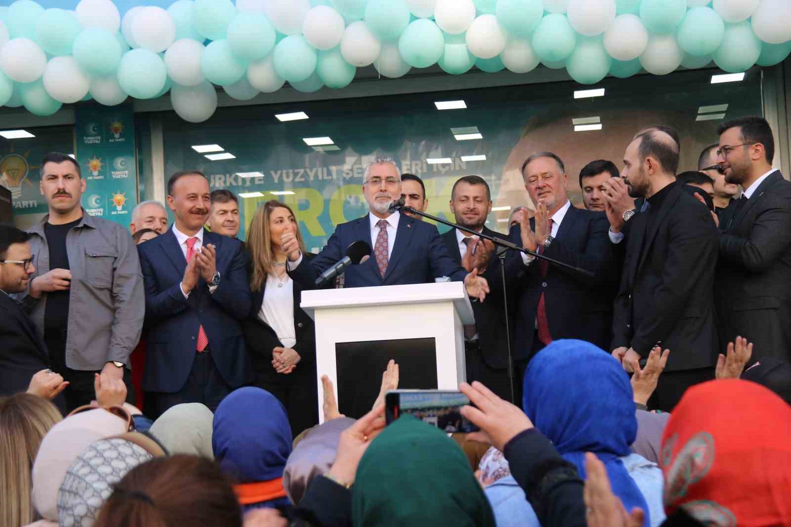 Bakan Işıkhan: "Halkın rızkını teröre peşkeş çeken zihniyetlerden büyük projeler beklenemez"