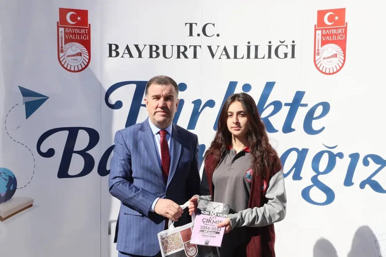 ’Birlikte Başaracağız’ projesiyle öğrencilere kaynak kitap dağıtımı yapıldı