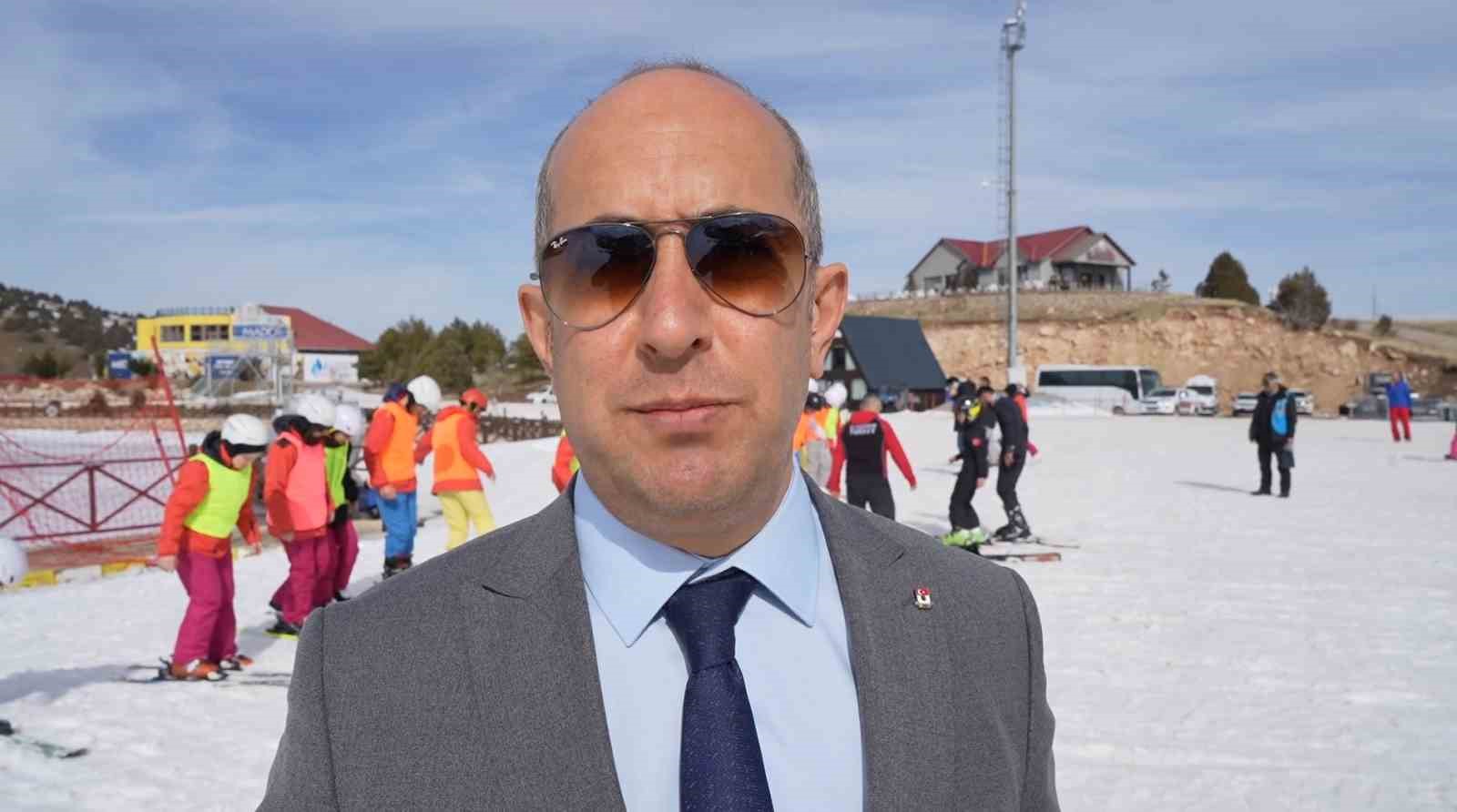 &Uuml;niversite &ouml;ğrencileri ilk kayak heyecanını Ergan Dağı&rsquo;nda yaşadılar
