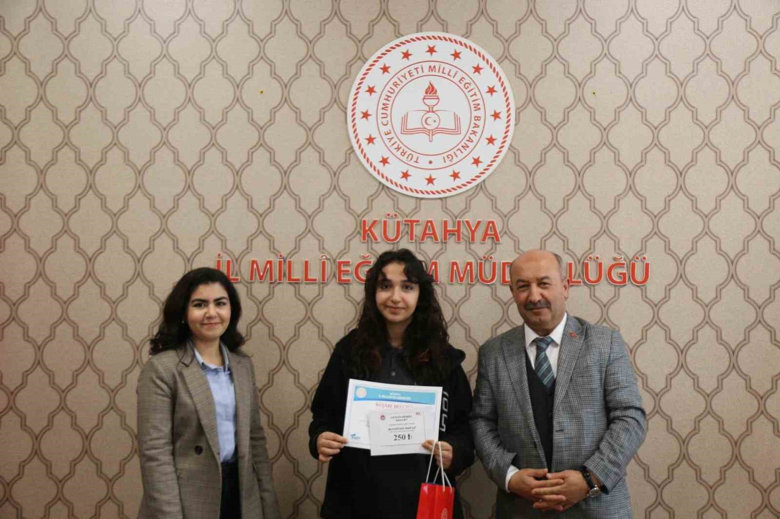 K&uuml;tahya&rsquo;da liseler arası resim yarışmasında dereceye giren &ouml;ğrenciler &ouml;d&uuml;llendirildi

