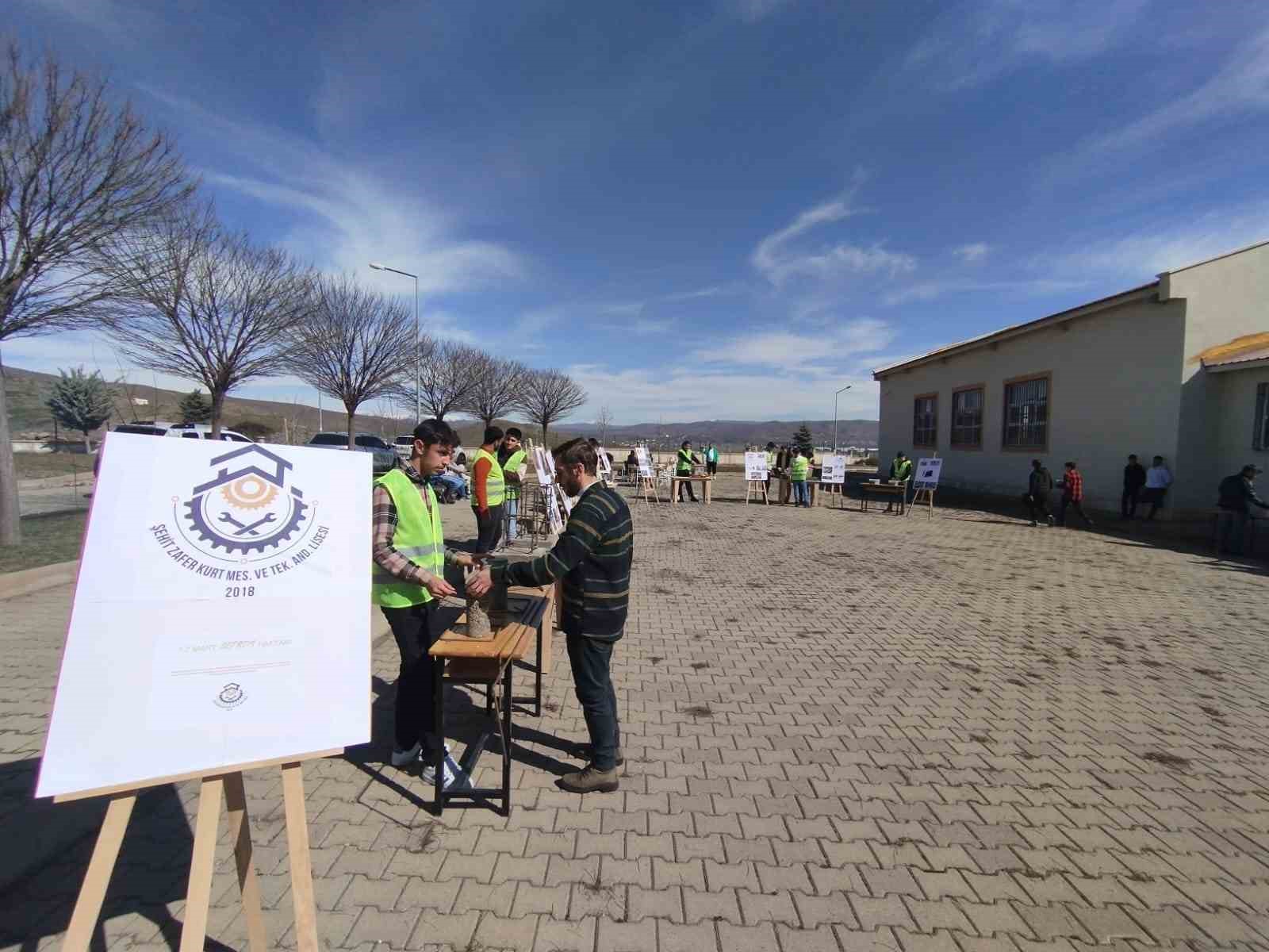 Meslek lisesi &ouml;ğrencileri, deprem ger&ccedil;eğine dikkat &ccedil;ekti
