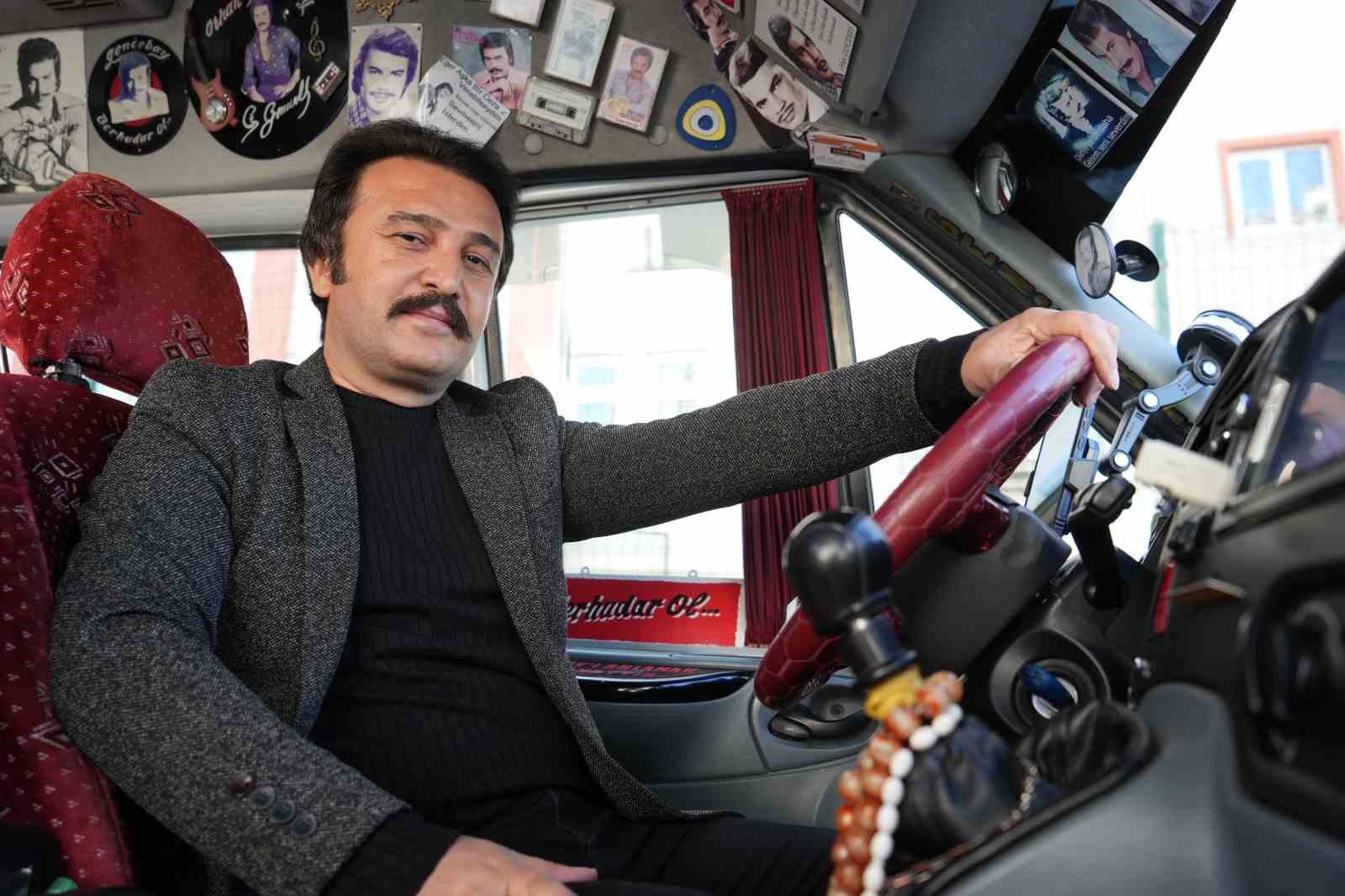 Orhan Gencebay’a benzeyen Müslüm’den yolcularına nostaljik yolculuk