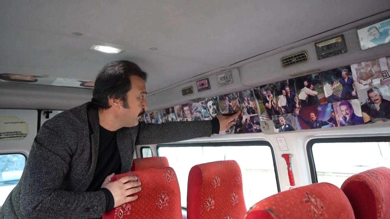 Orhan Gencebay&rsquo;a benzeyen M&uuml;sl&uuml;m&rsquo;den yolcularına nostaljik yolculuk
