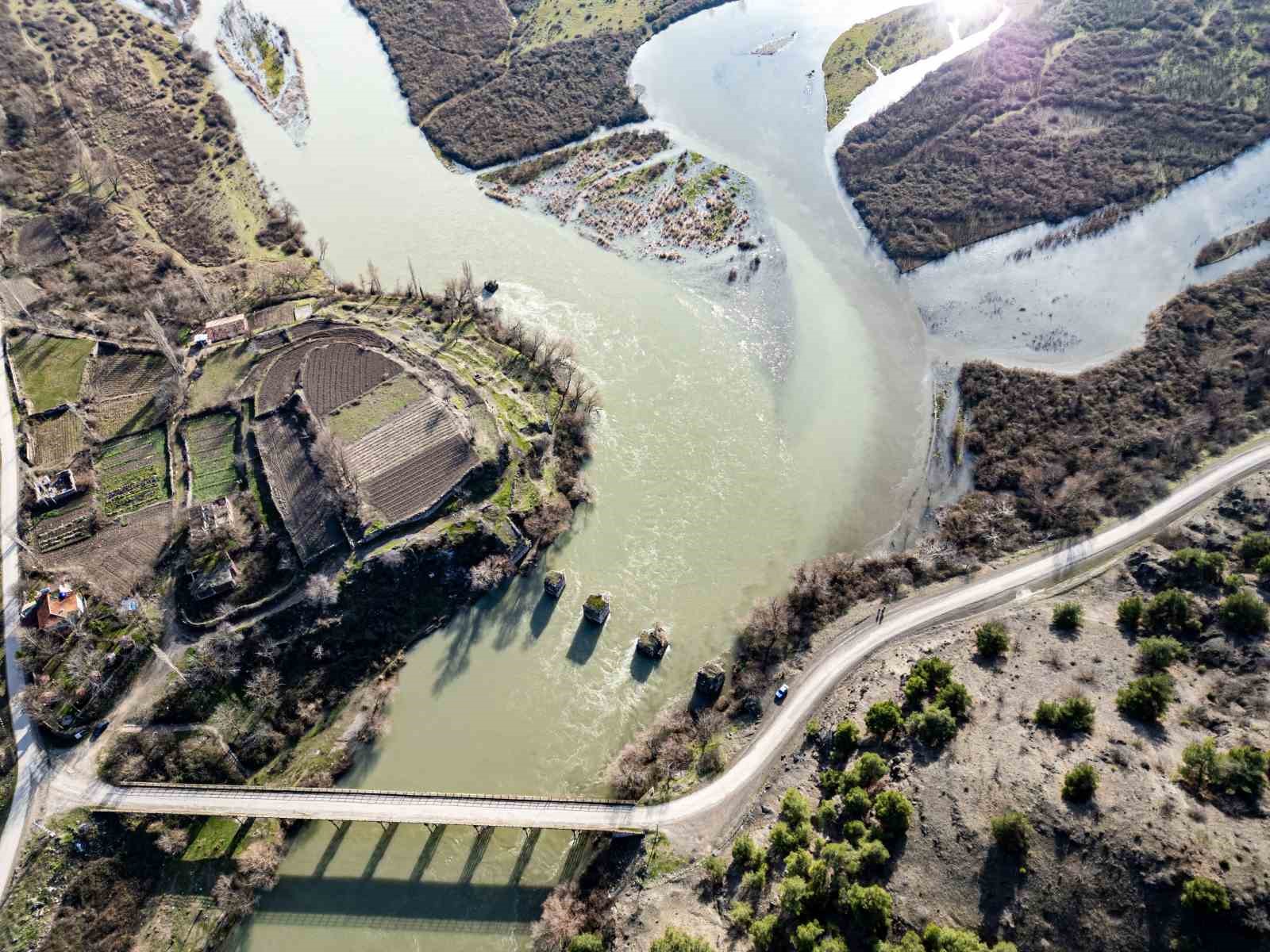 Tozanlı ve Kelkit &Ccedil;aylarının kucaklaşmasıyla oluşan Yeşilırmak, g&ouml;rsel ş&ouml;len oluşturuyor

