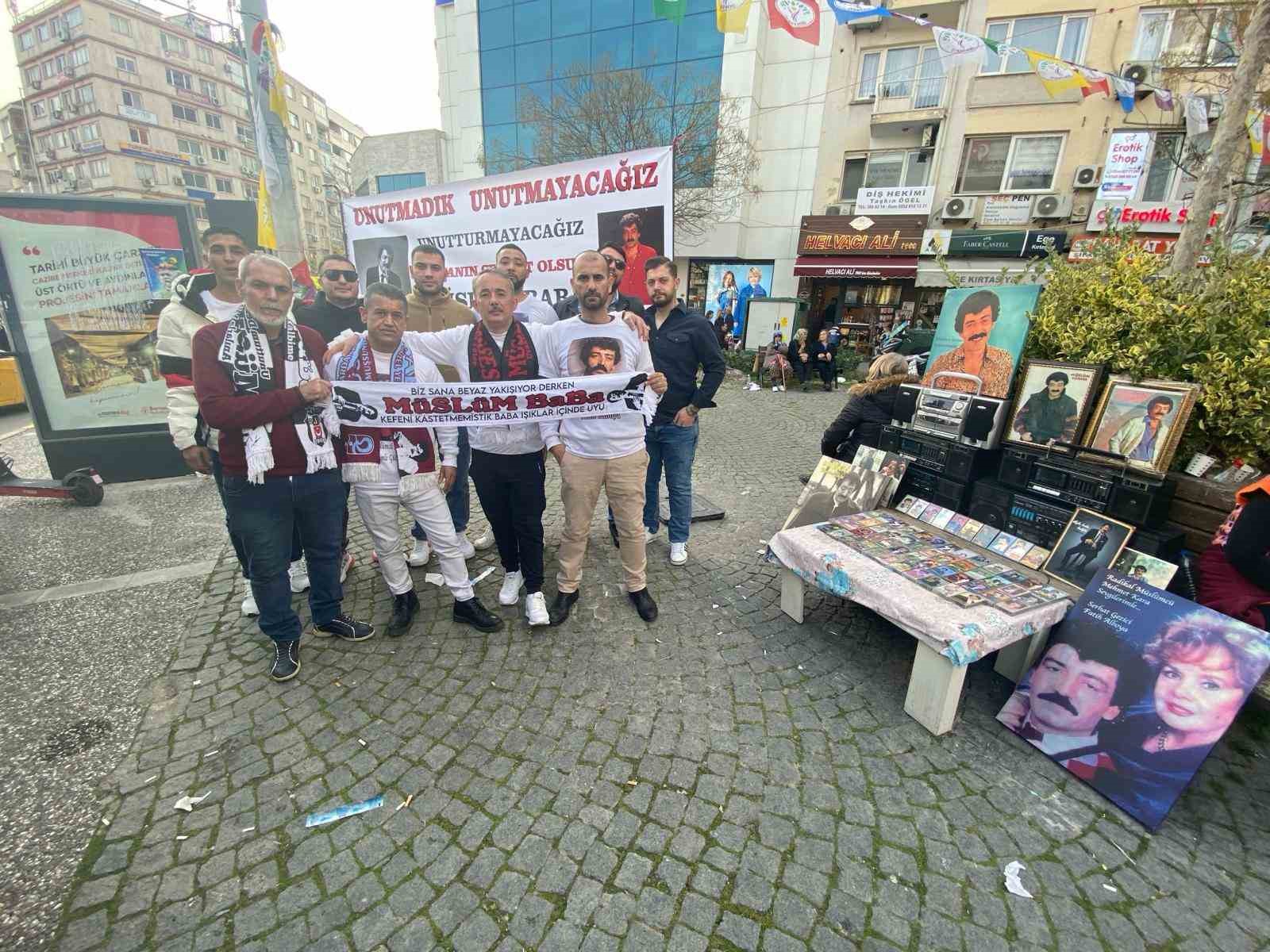 M&uuml;sl&uuml;m G&uuml;rses, &ouml;l&uuml;m yıl d&ouml;n&uuml;m&uuml;nde hayranları tarafından anıldı
