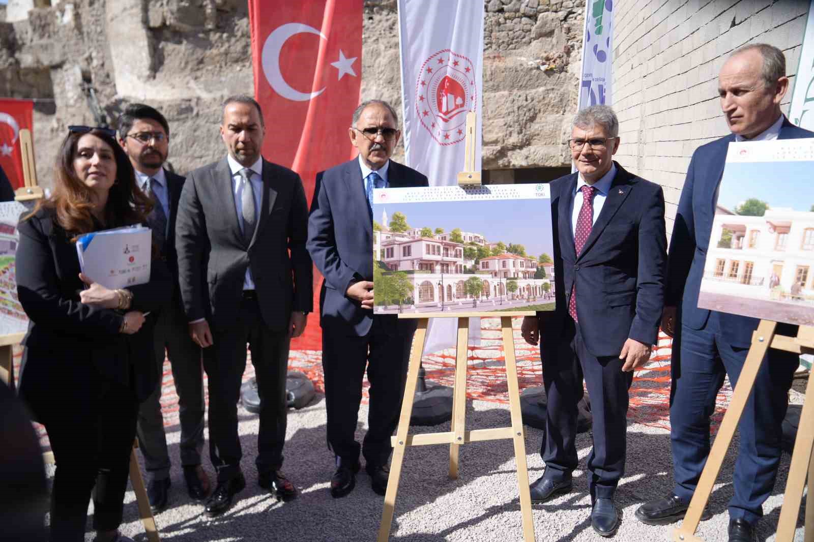 Bakan Özhaseki: "Önümüzdeki aydan itibaren her ay 10 - 15 bin konutu dağıtmaya devam edeceğiz"