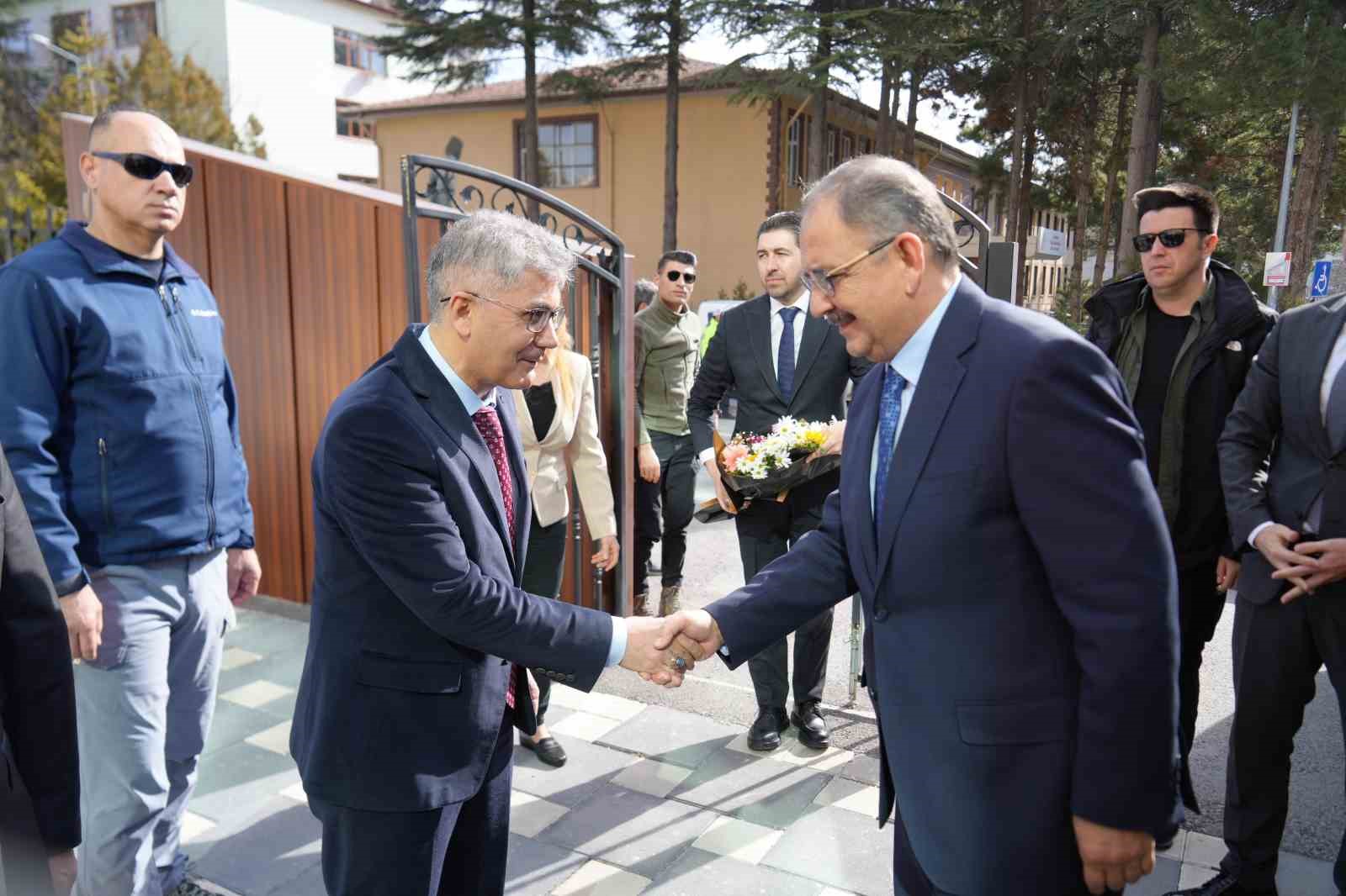 Bakan Özhaseki: "Önümüzdeki aydan itibaren her ay 10 - 15 bin konutu dağıtmaya devam edeceğiz"