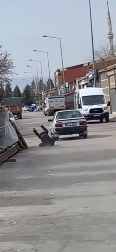 Hareket halindeki otonun tavanındaki yolculuk kötü bitti