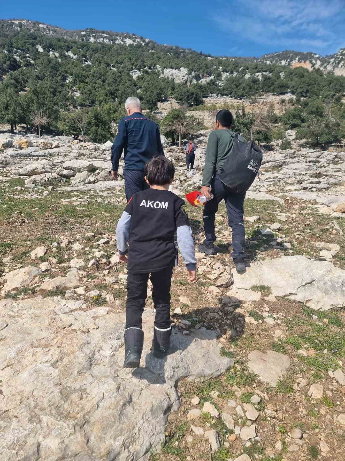 Dağda mahsur kalan keçi itfaiye ve AKOM ekipleri tarafından kurtarıldı
