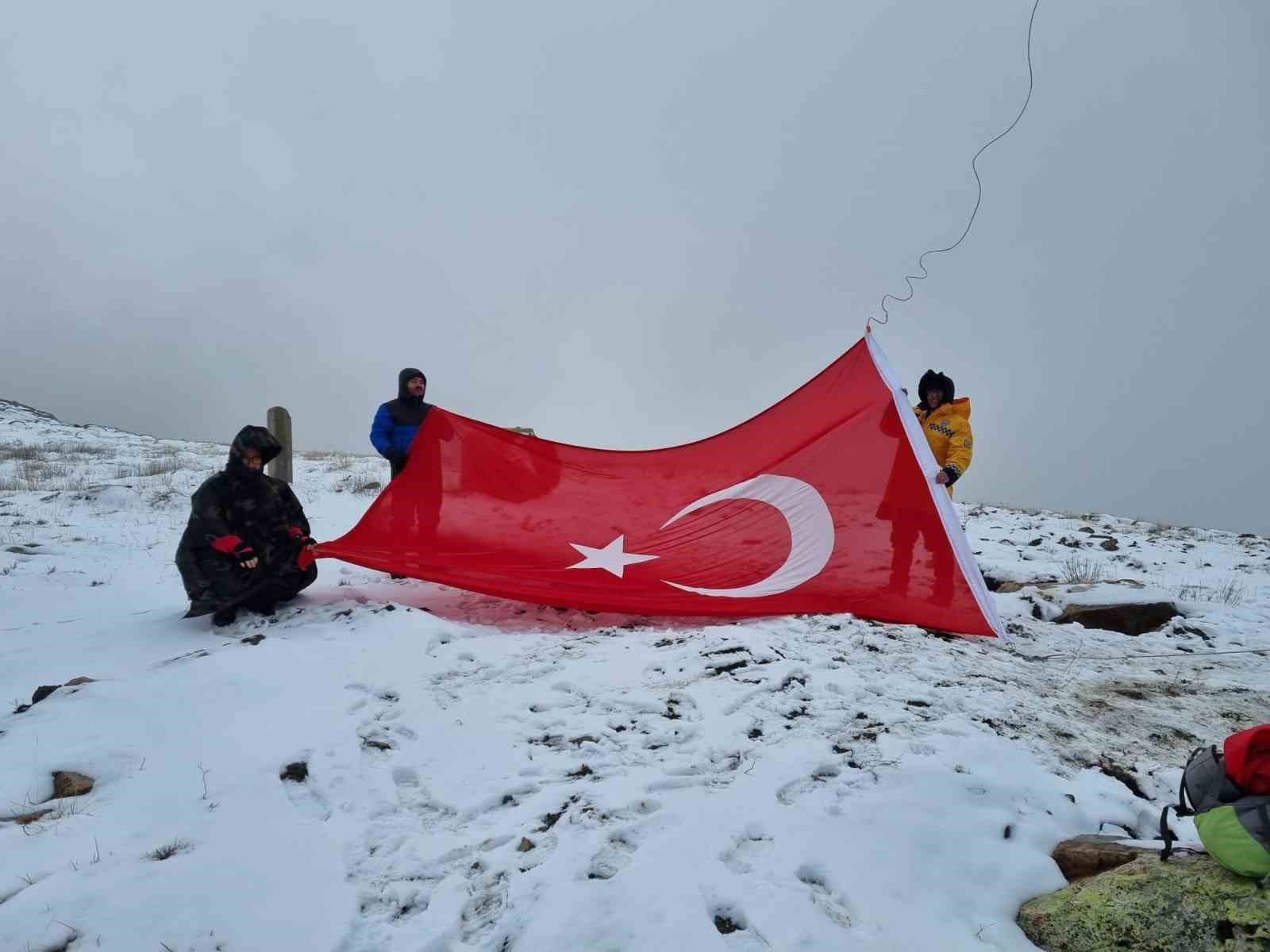 Dağcılar, yıpranan Türk Bayrağı’nı değiştirdi