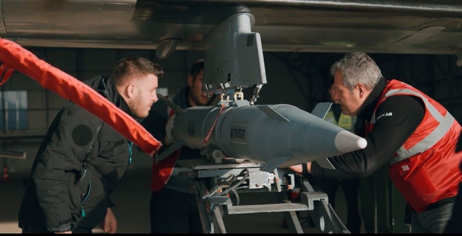 Bayraktar AKINCI İHA-230 f&uuml;zesi ile tam isabetle vurdu 