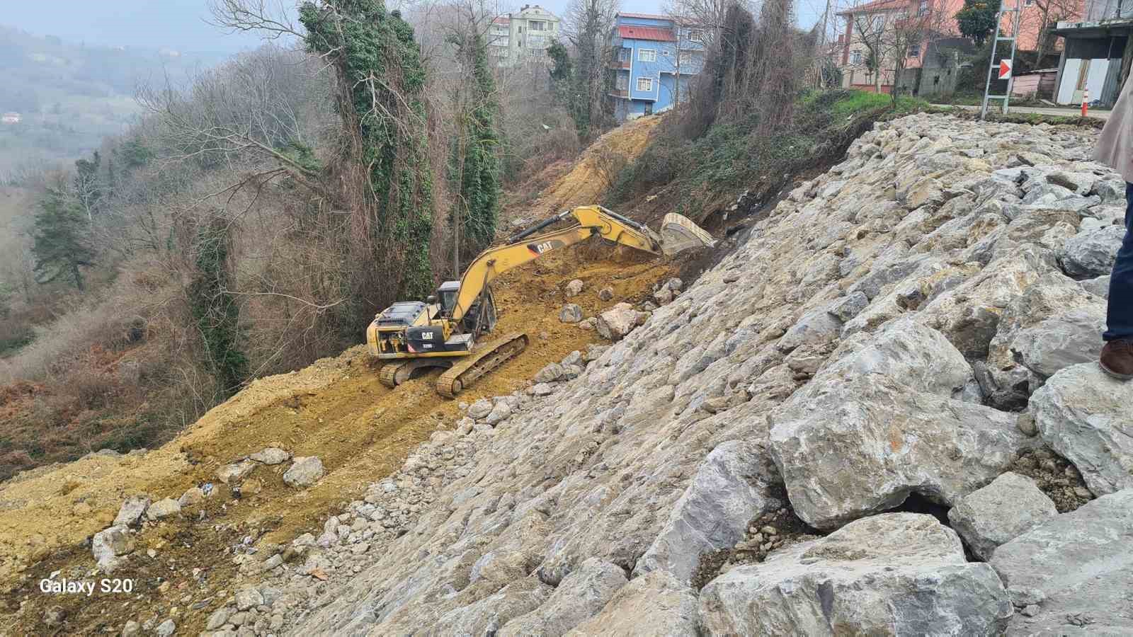 Alaplı&rsquo;da heyelan riski olan yollara istinat duvarı &ouml;r&uuml;l&uuml;yor
