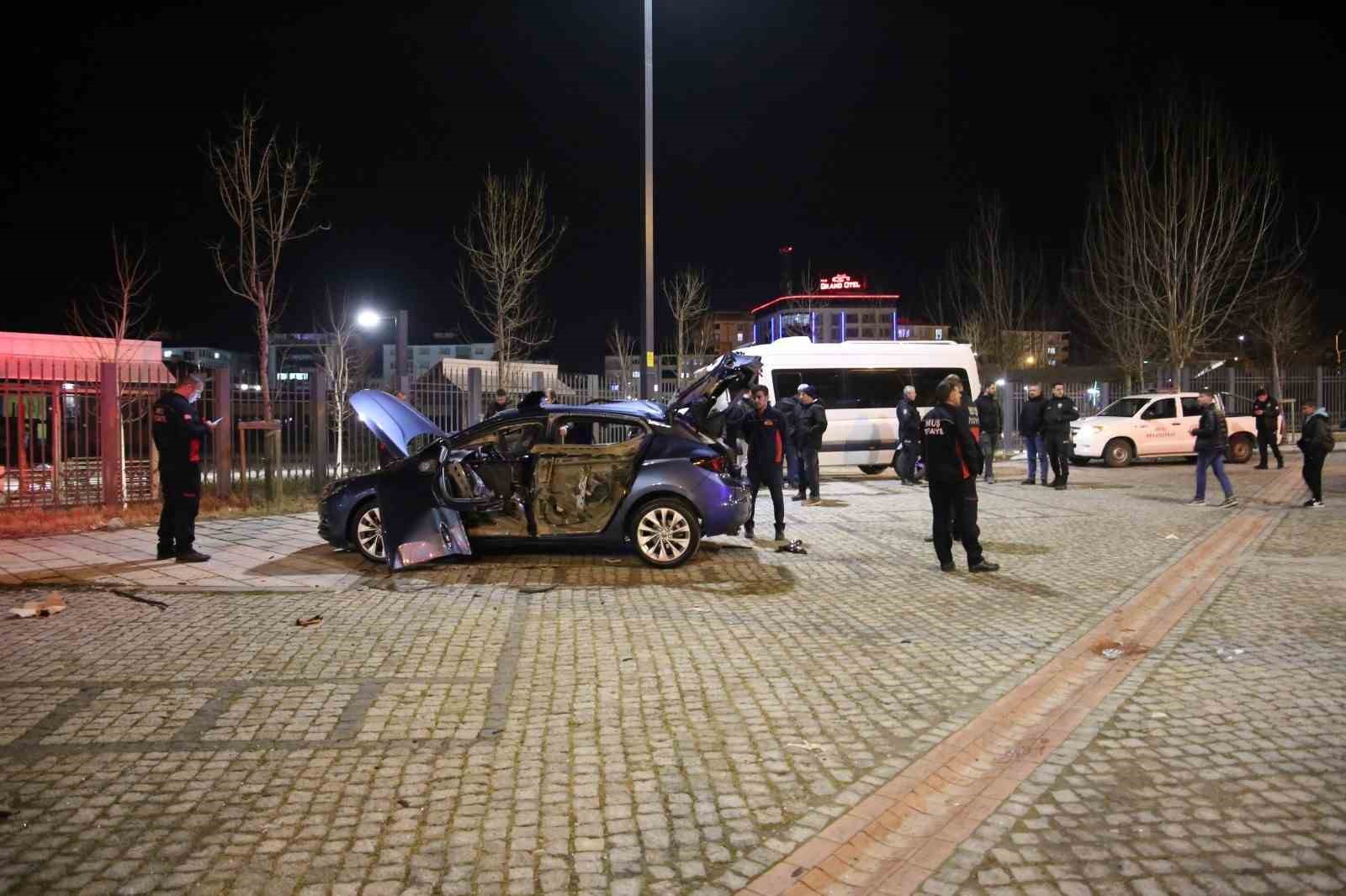 Muş’ta park halindeki araçta patlama meydana geldi, sürücü yaralandı