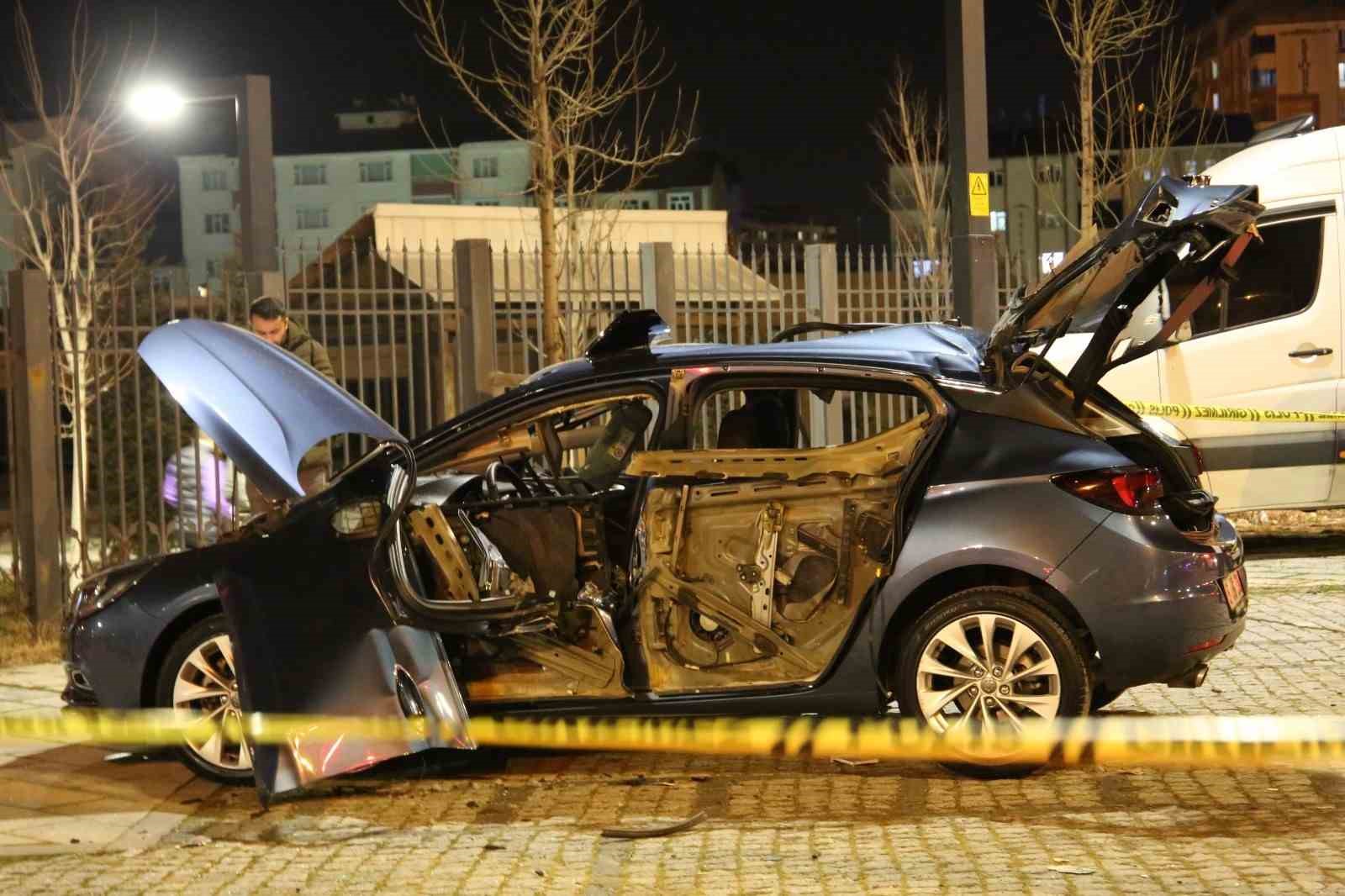 Muş’ta park halindeki araçta patlama meydana geldi, sürücü yaralandı
