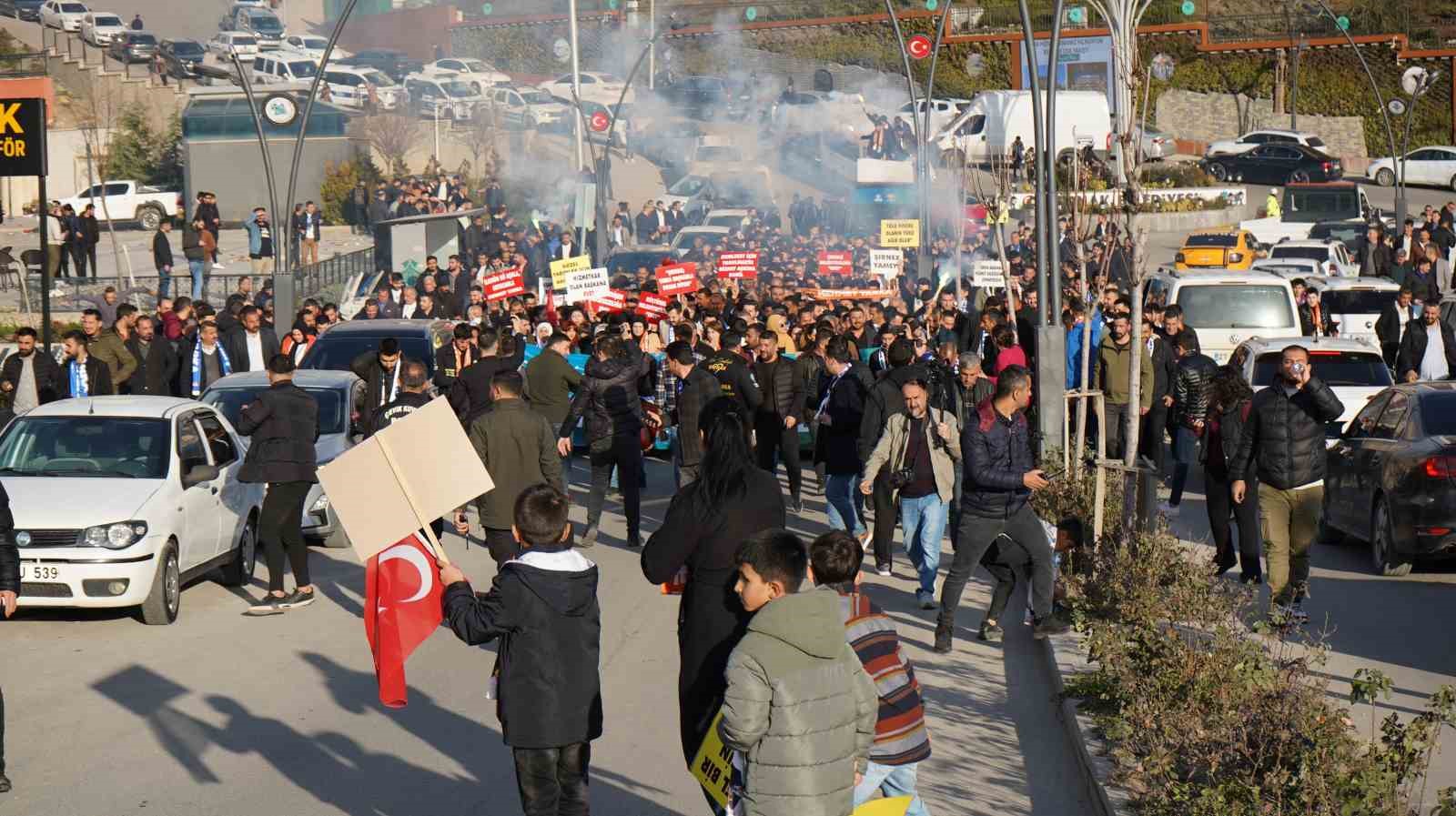 Şırnak’ta mevcut belediye başkanına destek yürüyüşü