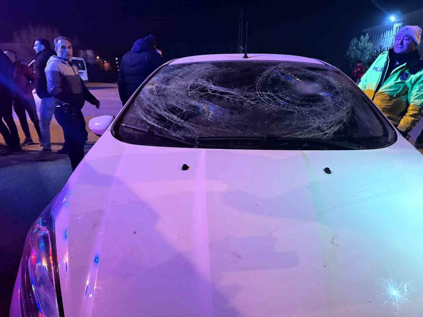 Otomobil motosiklete &ccedil;arptı: 2 yaralı
