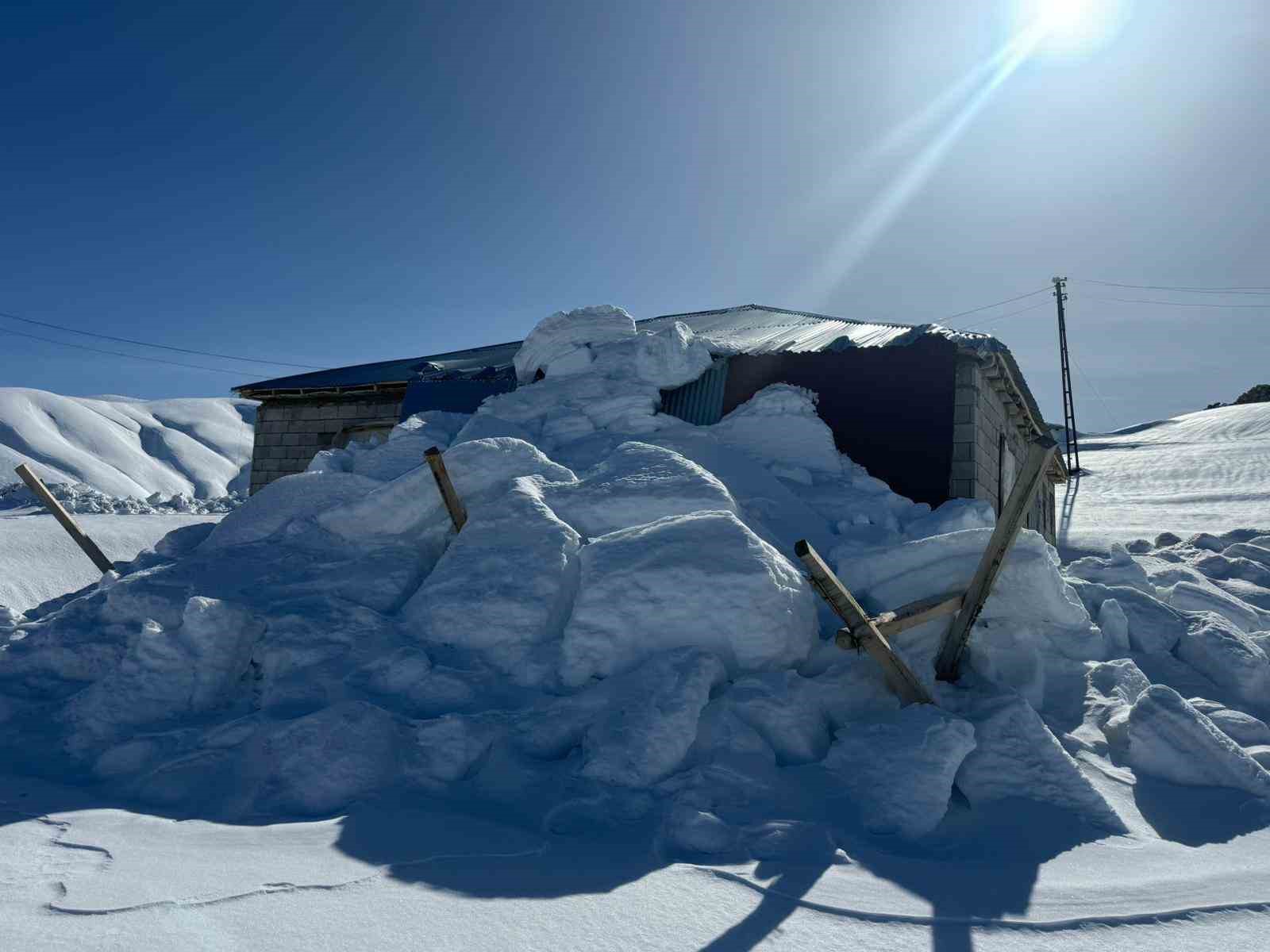 Şırnak&rsquo;ta &ccedil;atılar kara dayanamadı
