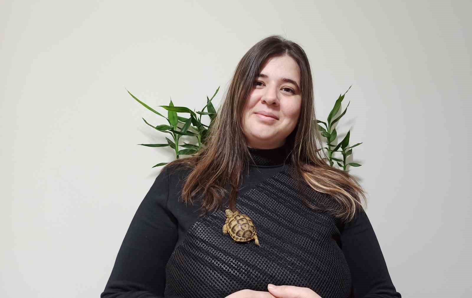 Kahramanmaraş’ta yol kenarında bulduğu kaplumbağayı evinde besliyor