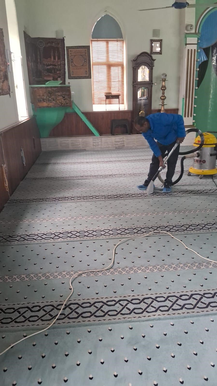 Burhaniye de camilere Ramazan temizliği
