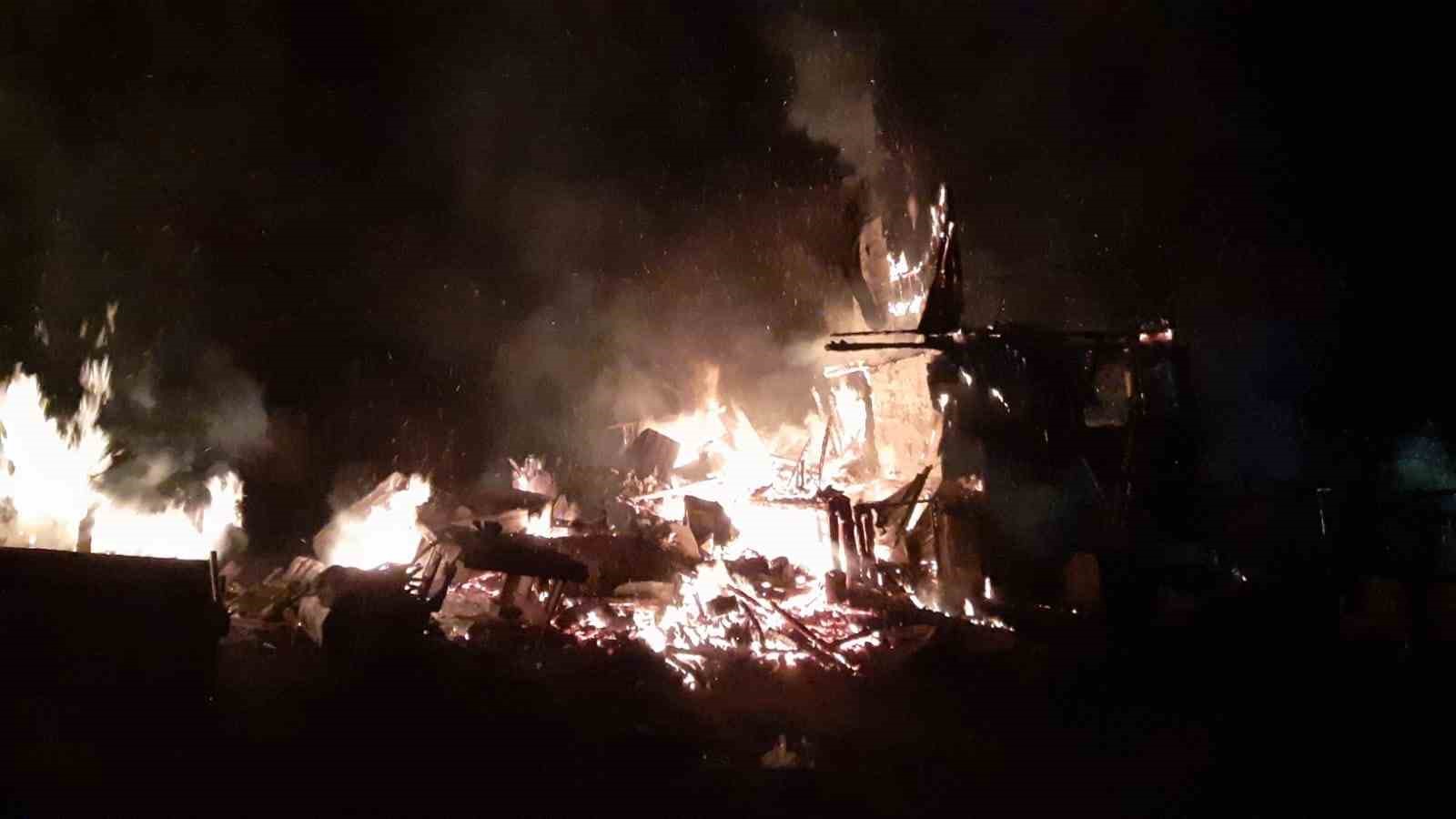 Bolu’da çıkan yangın 3 katlı ev, ahır ve samanlığı kül etti