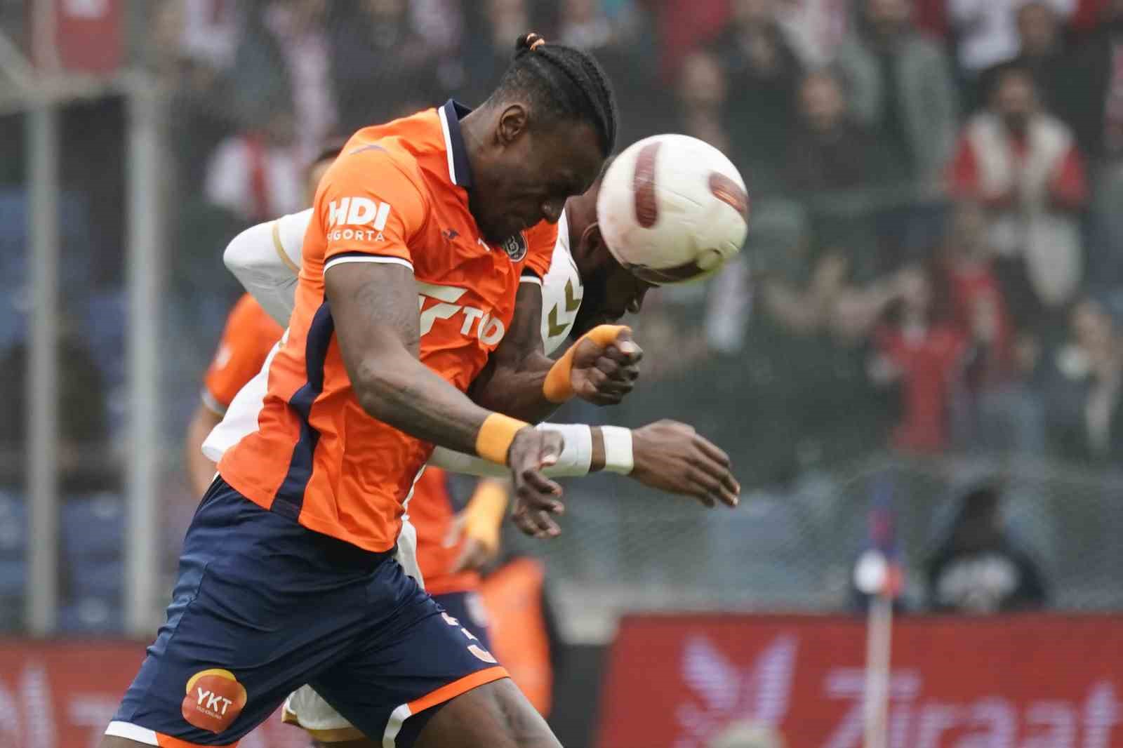 Trendyol Süper Lig: RAMS Başakşehir: 0 - Samsunspor: 0 (İlk yarı)
