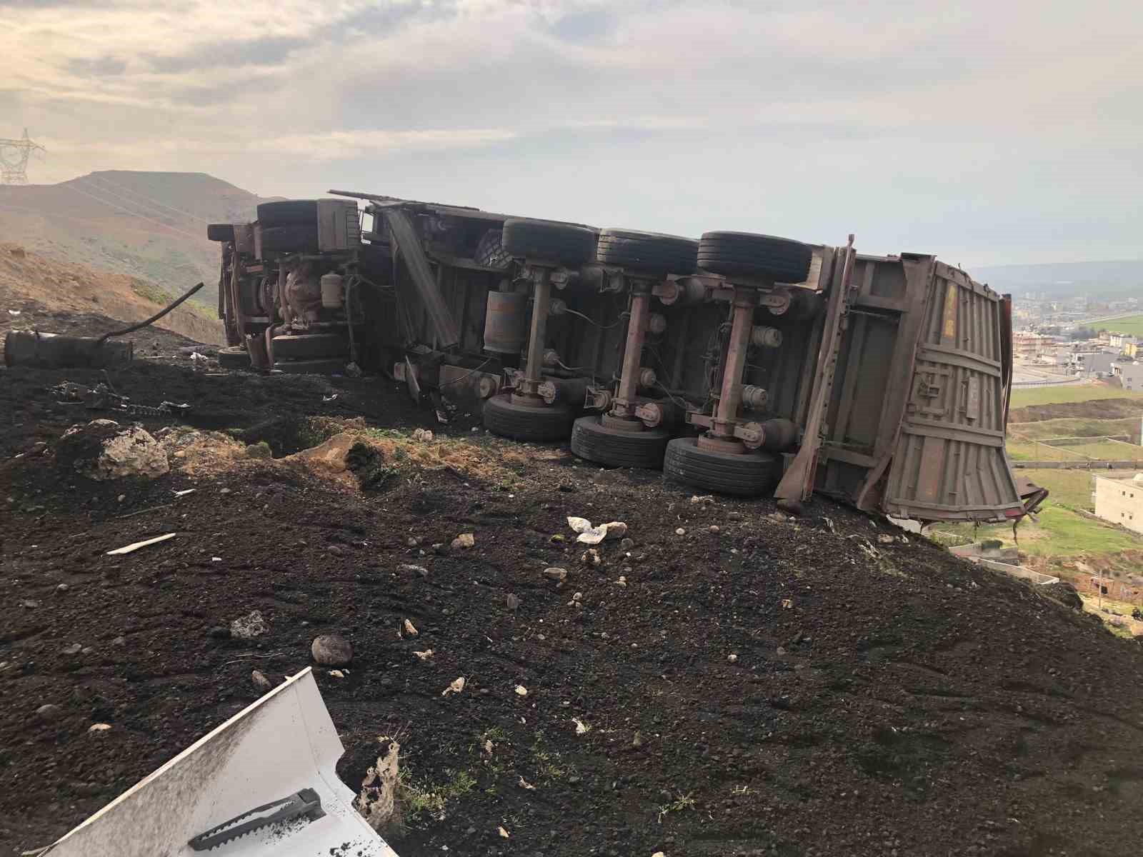 Şırnak&rsquo;ta devrilen tırın s&uuml;r&uuml;c&uuml;s&uuml; yaralandı
