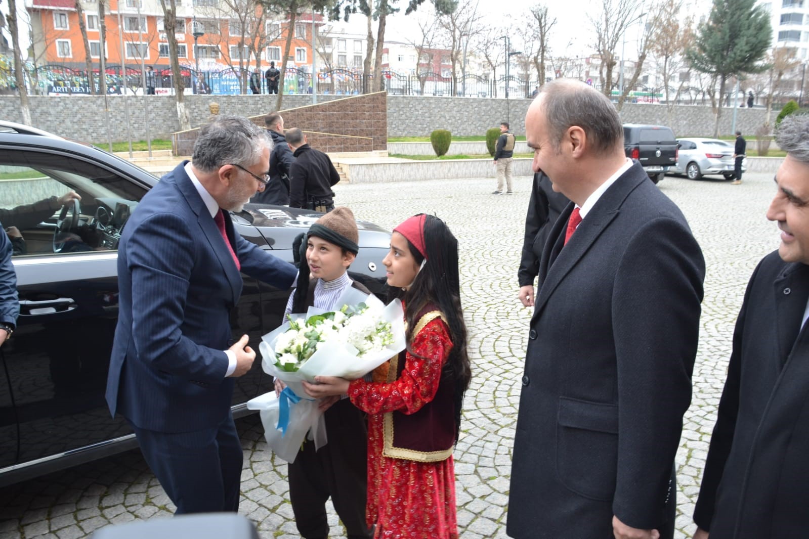 Bakan Işıkhan, Batman Valisi ile görüşerek eski vekil Hamidi’nin taziyesi katıldı