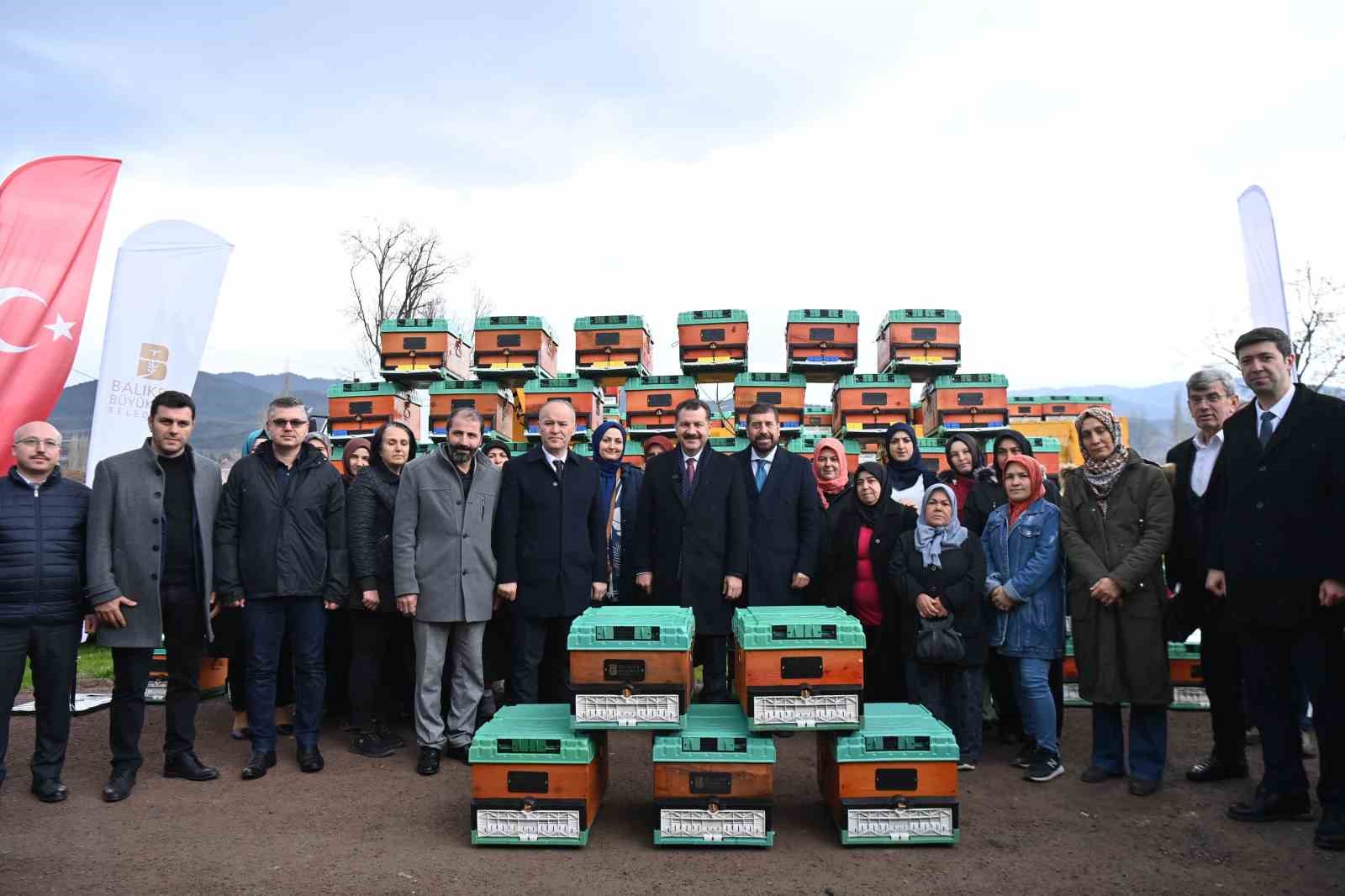 Balıkesir Büyükşehir, Sındırgı’da 550 damızlık dağıttı
