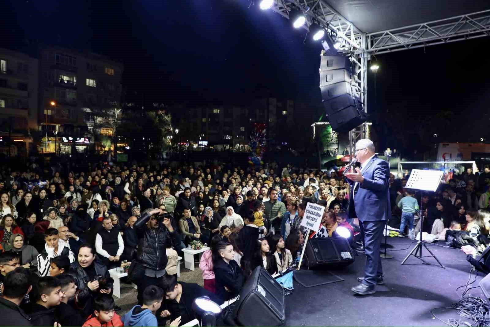 Manisa&rsquo;da d&uuml;zenlenen Roman Gecesinde renkli g&ouml;r&uuml;nt&uuml;ler
