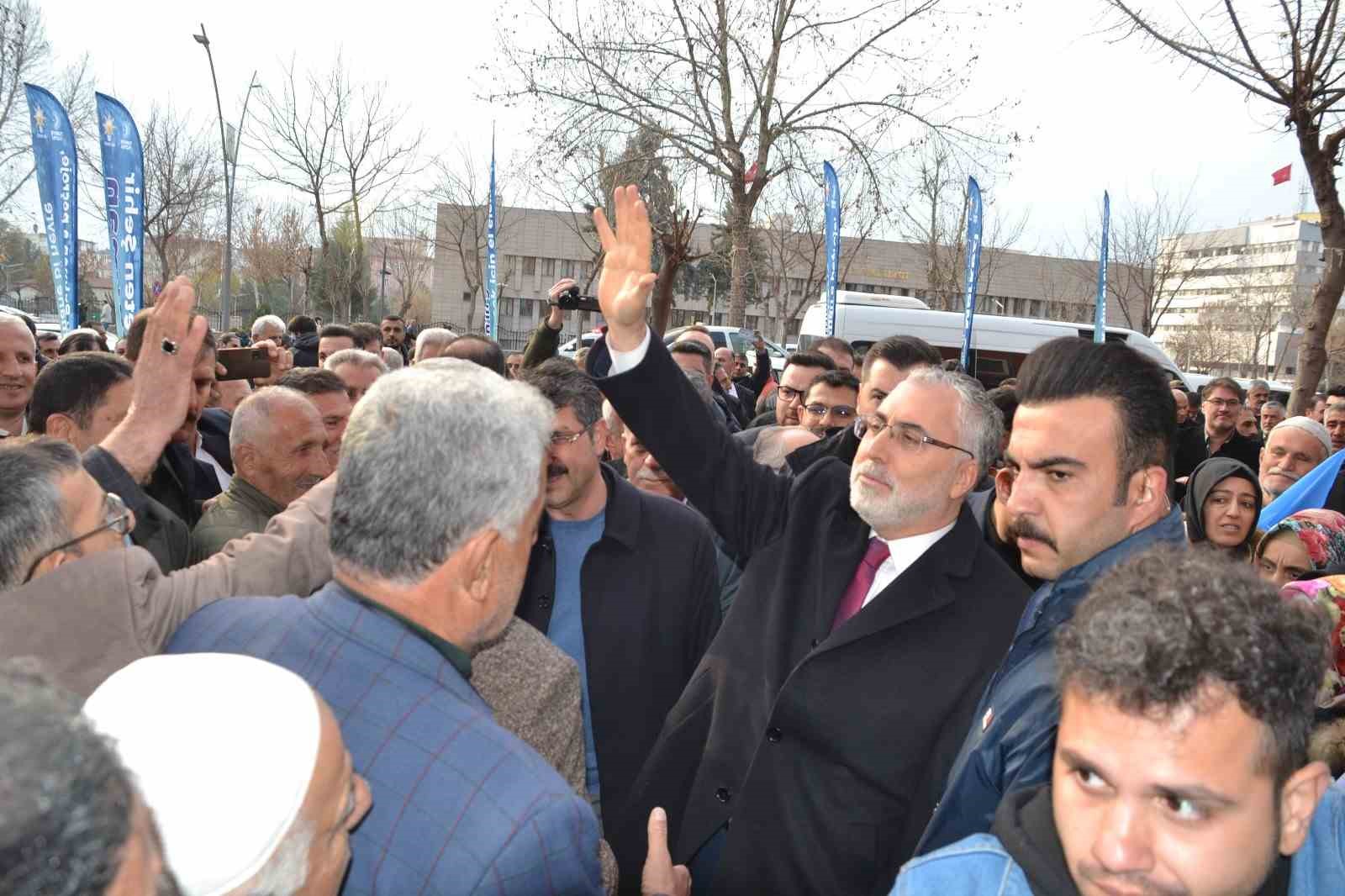 &Ccedil;alışma ve Sosyal G&uuml;venlik Bakanı Işıkhan: "&Ouml;n&uuml;m&uuml;zde bir demokrasi sınavı var"
