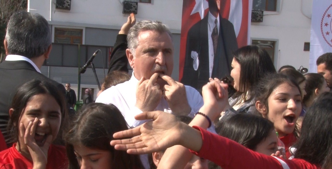 Bakan Bak Edirne&rsquo;de Roman havası oynadı 