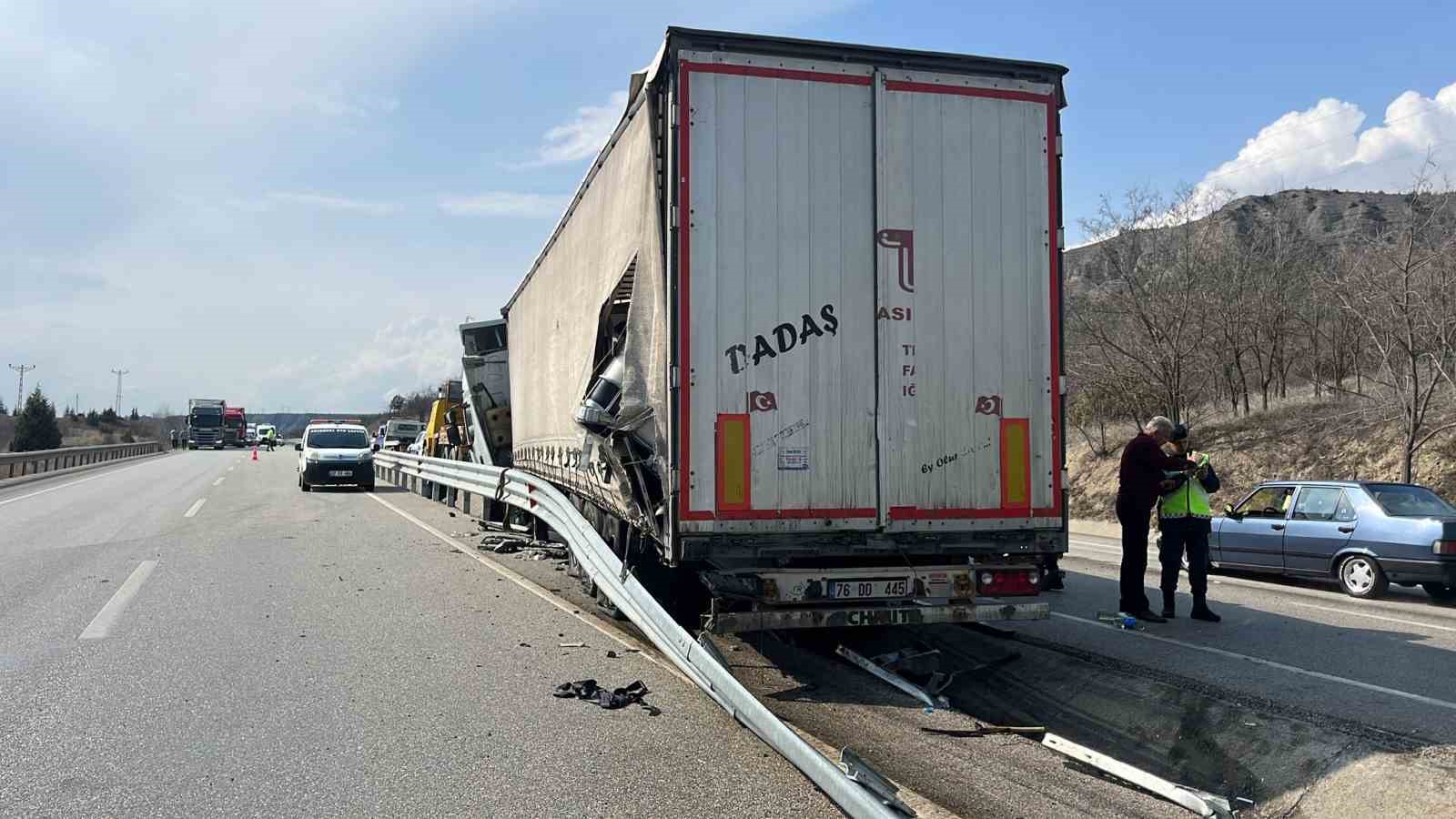 D100 karayolunda lastikleri patlayan tır su kanalına düştü
