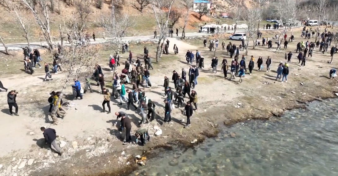 Tunceli’de yüzlerce kişi Munzur Vadisi Milli Parkı’nı temizledi
