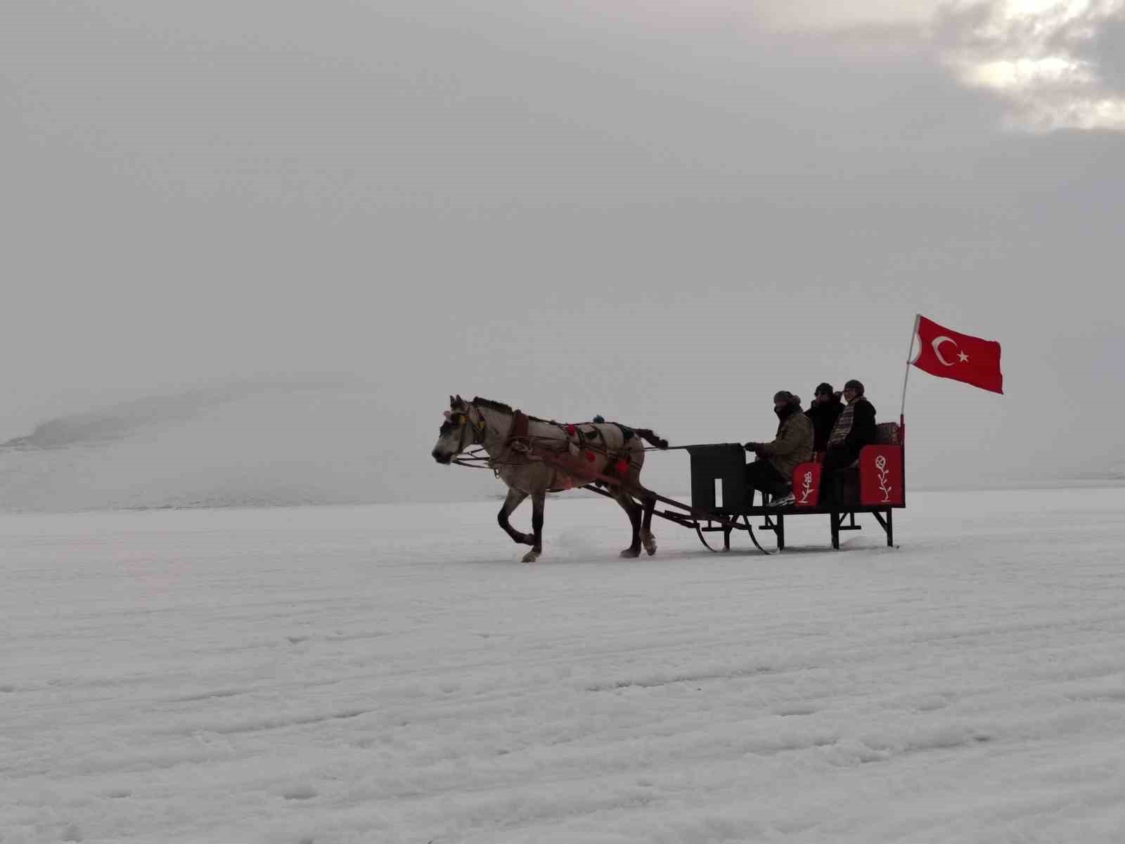 Çıldır Gölü’nde Atlı kızak keyfi